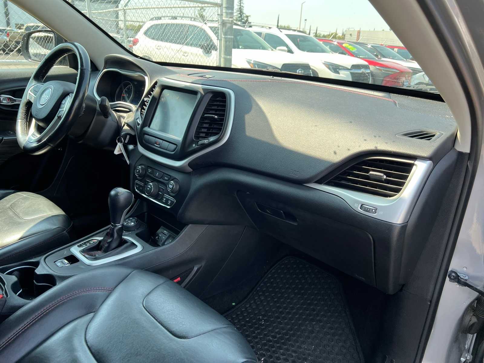 Thumbnail: 2015 Jeep Cherokee - 26
