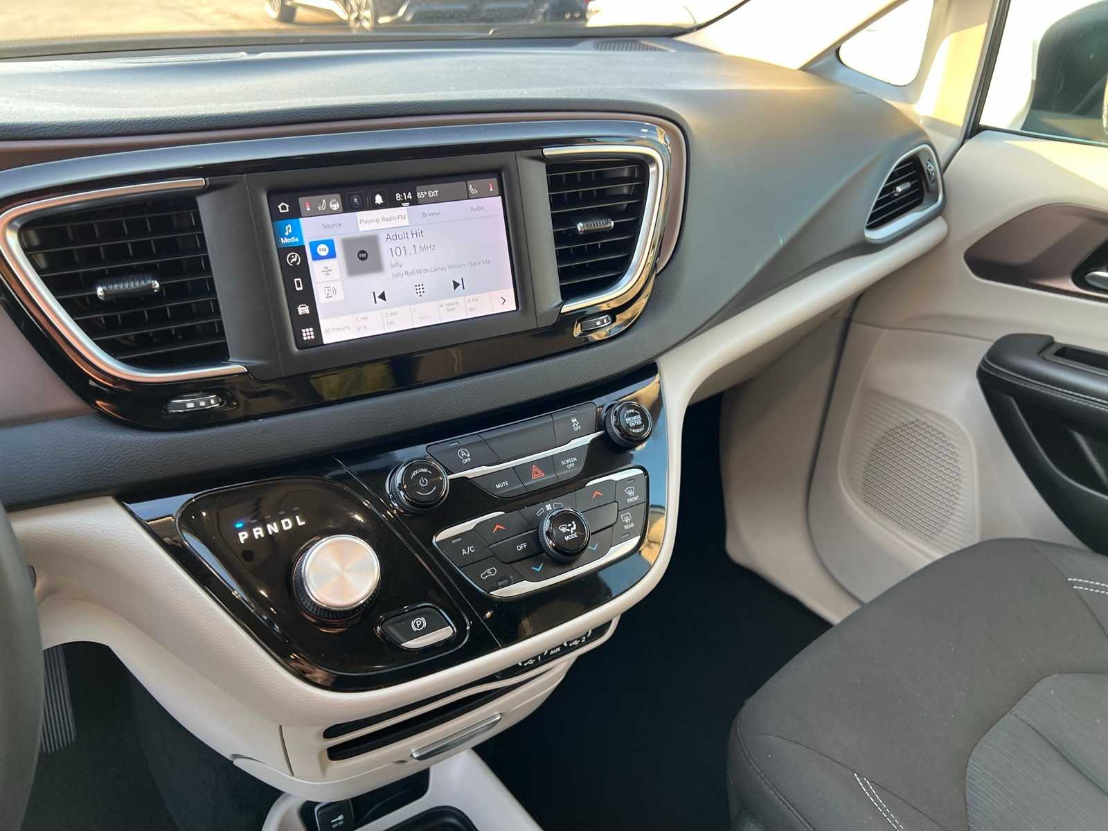 Thumbnail: 2023 Chrysler Voyager - 37