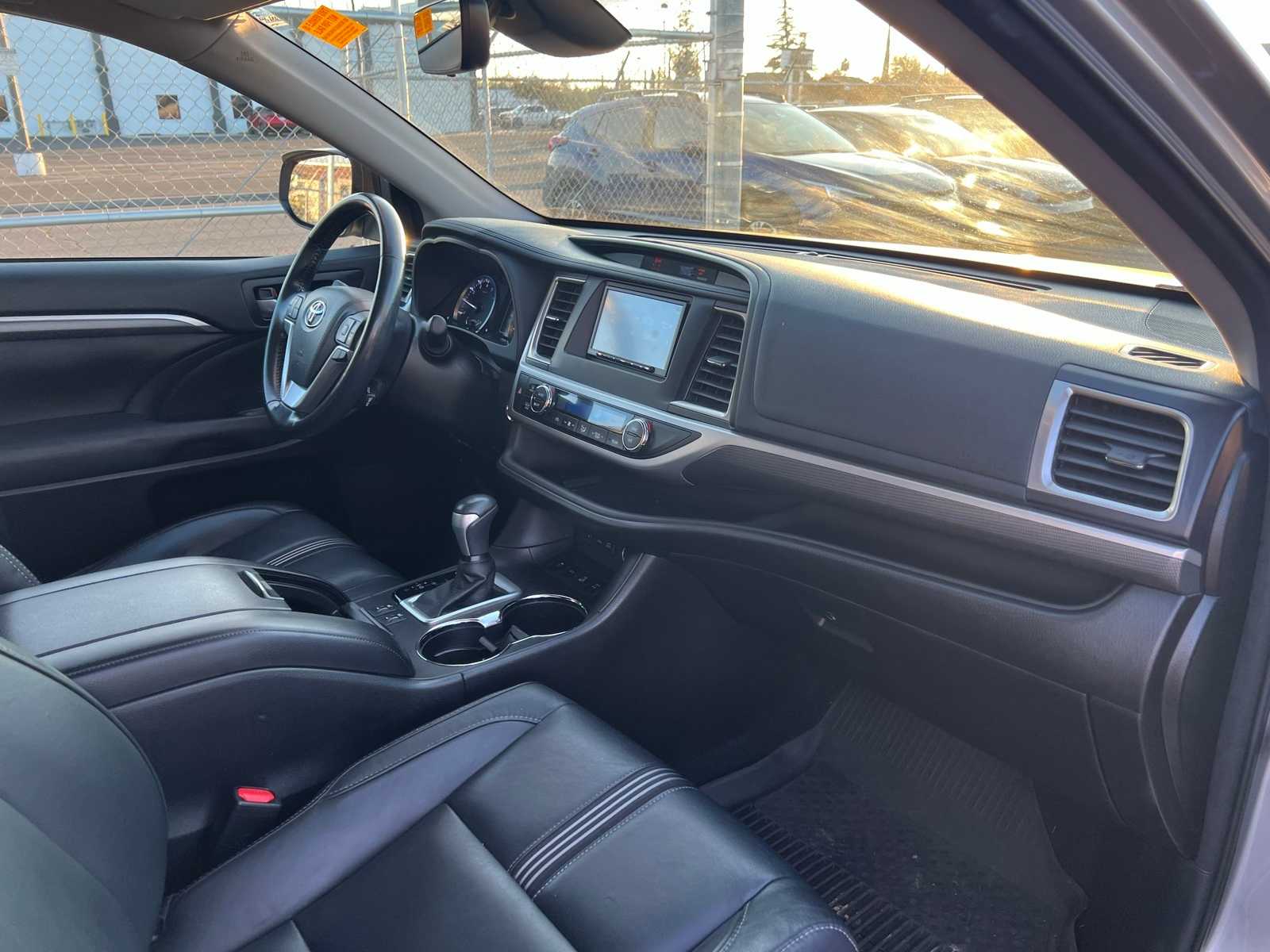 Thumbnail: 2017 Toyota Highlander - 25