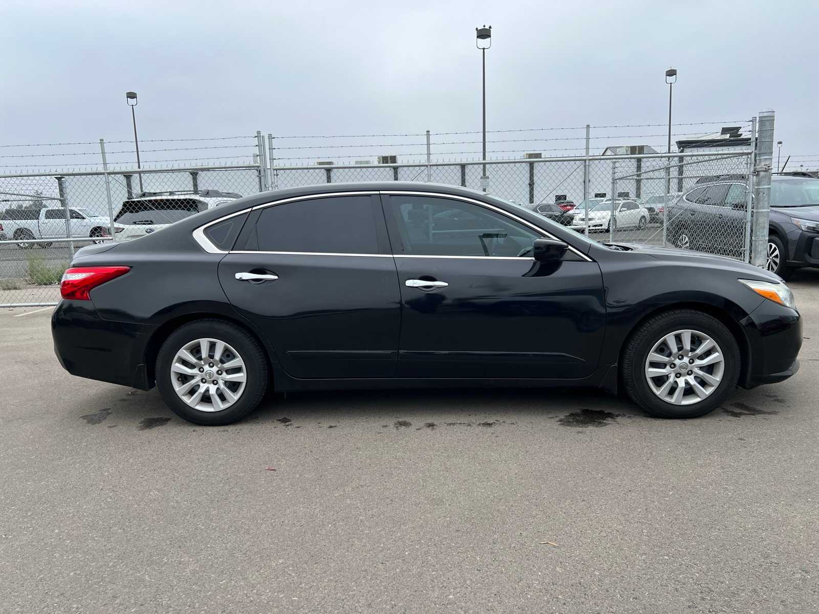 Thumbnail: 2017 Nissan Altima - 9