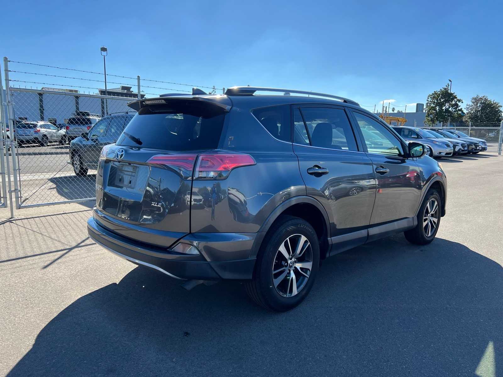 Thumbnail: 2018 Toyota RAV4 - 9