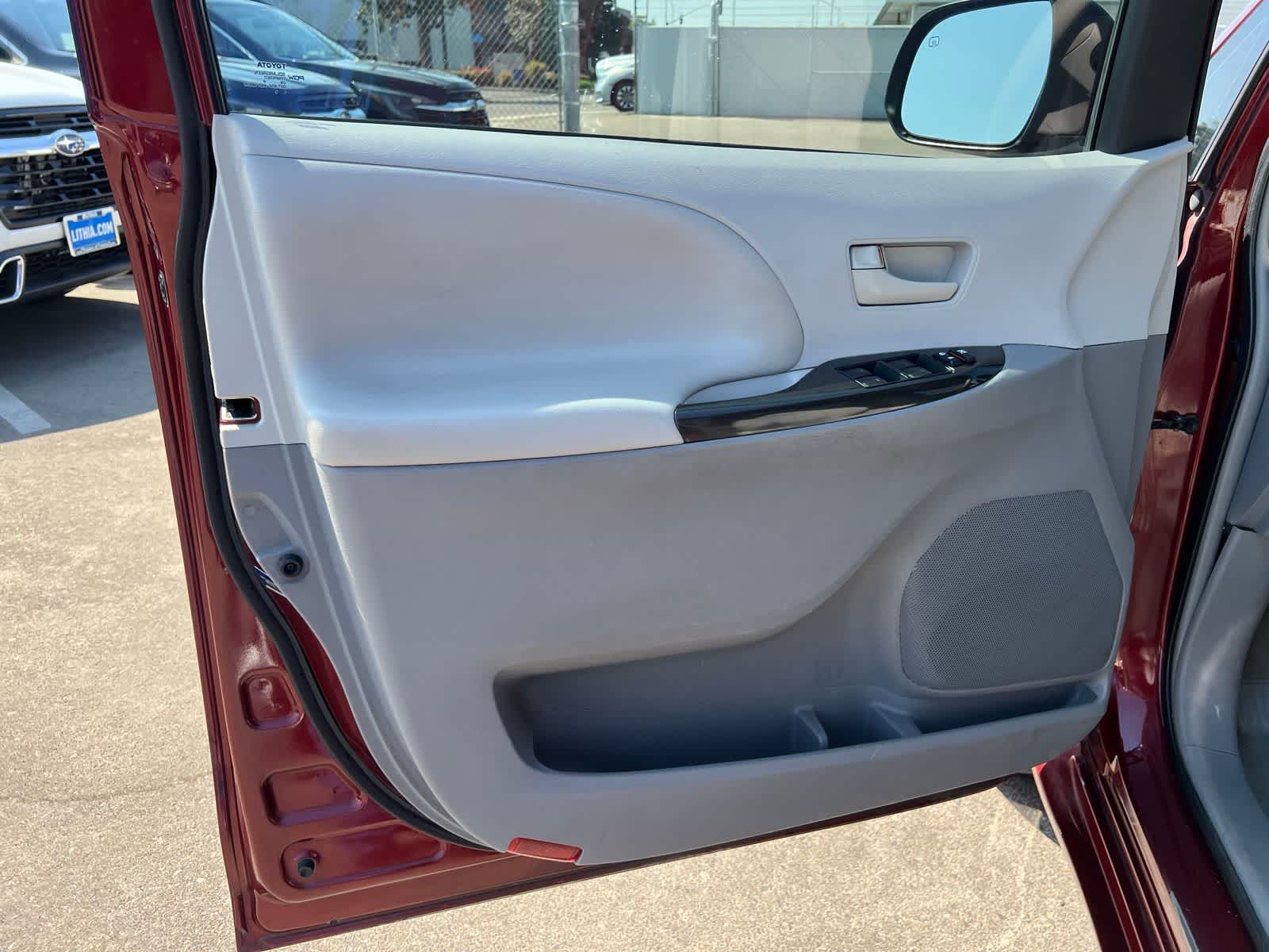 Thumbnail: 2014 Toyota Sienna - 13