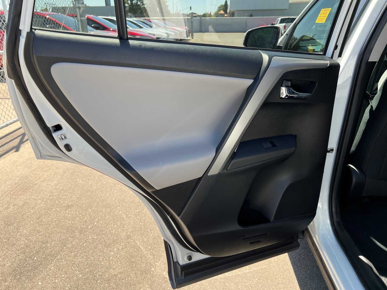 Thumbnail: 2017 Toyota RAV4 - 20