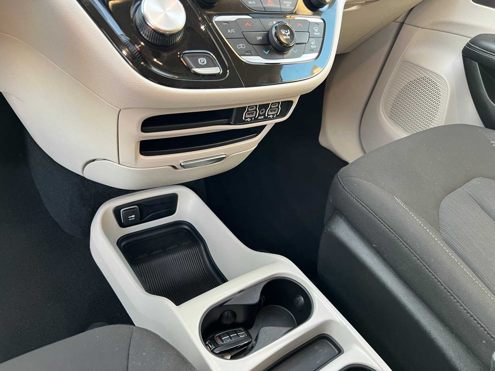 Thumbnail: 2023 Chrysler Voyager - 40