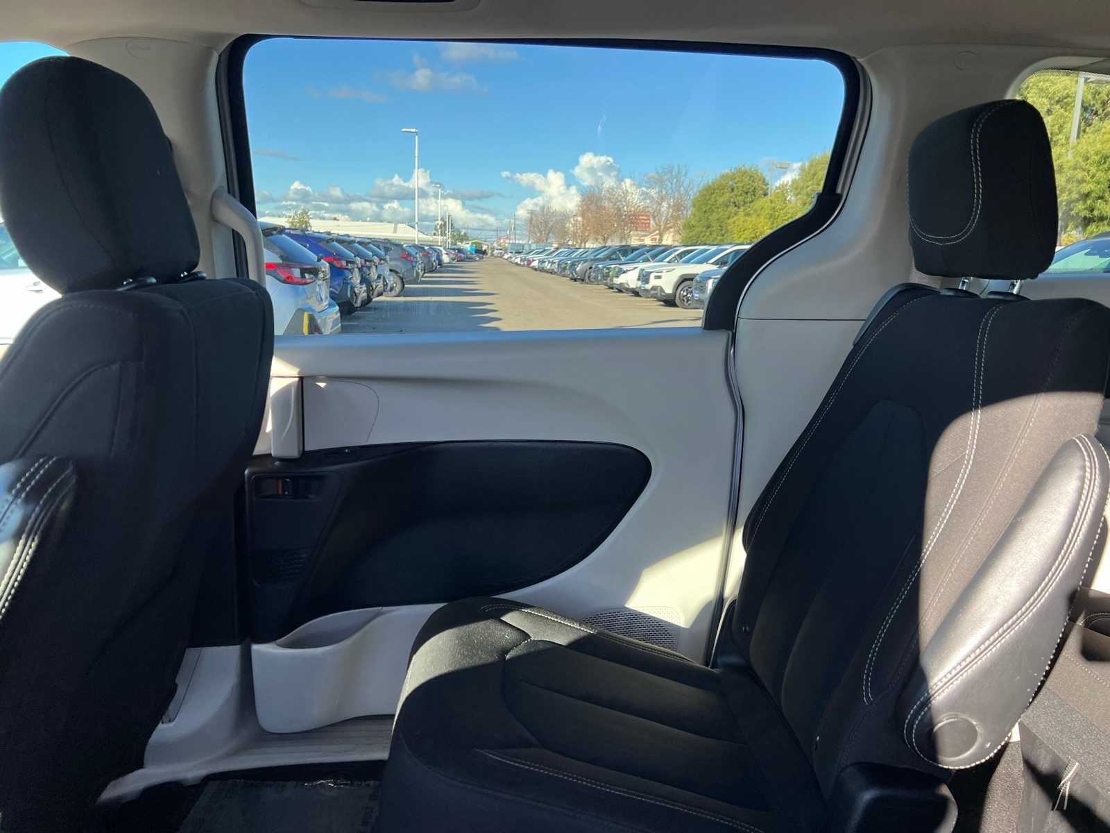 Thumbnail: 2023 Chrysler Voyager - 19