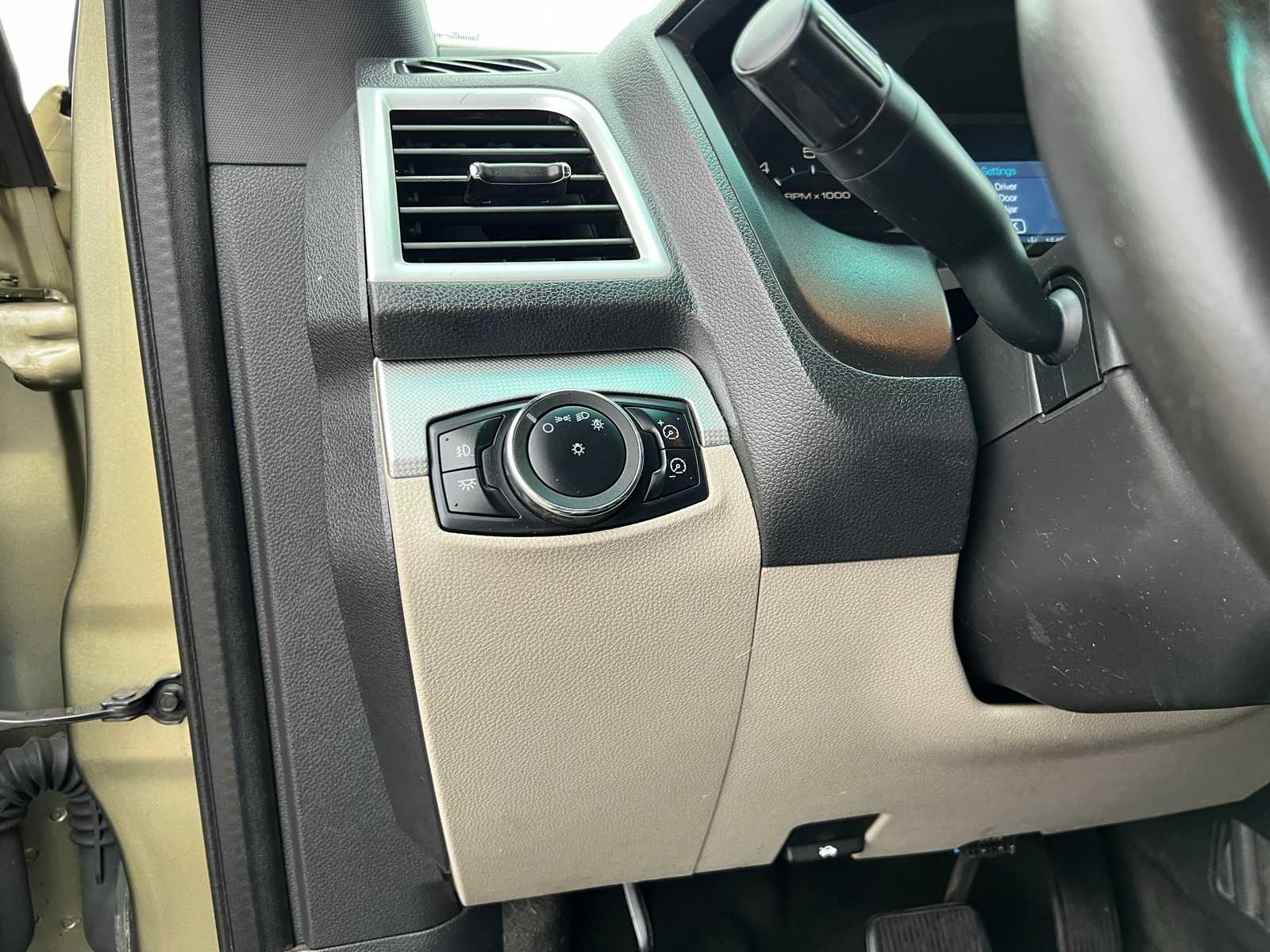 Thumbnail: 2012 Ford Explorer - 32