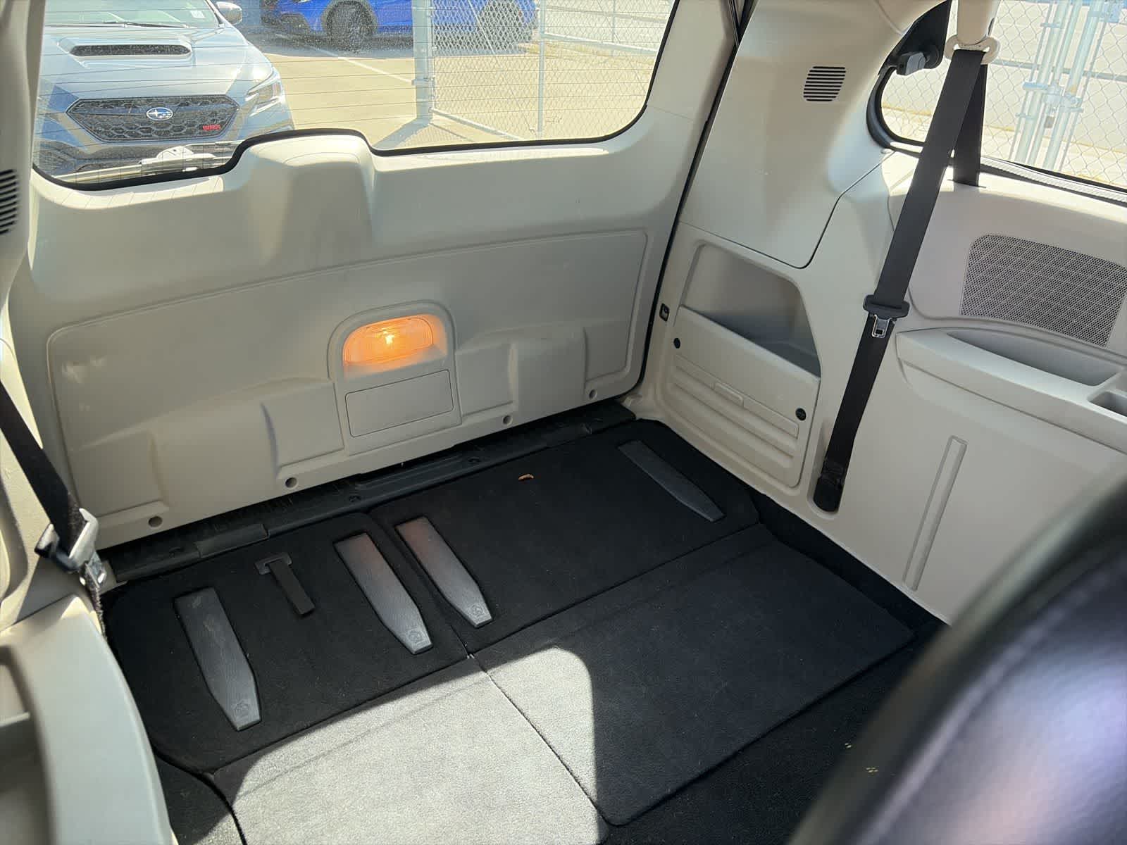 Thumbnail: 2012 Chrysler Town & Country - 10