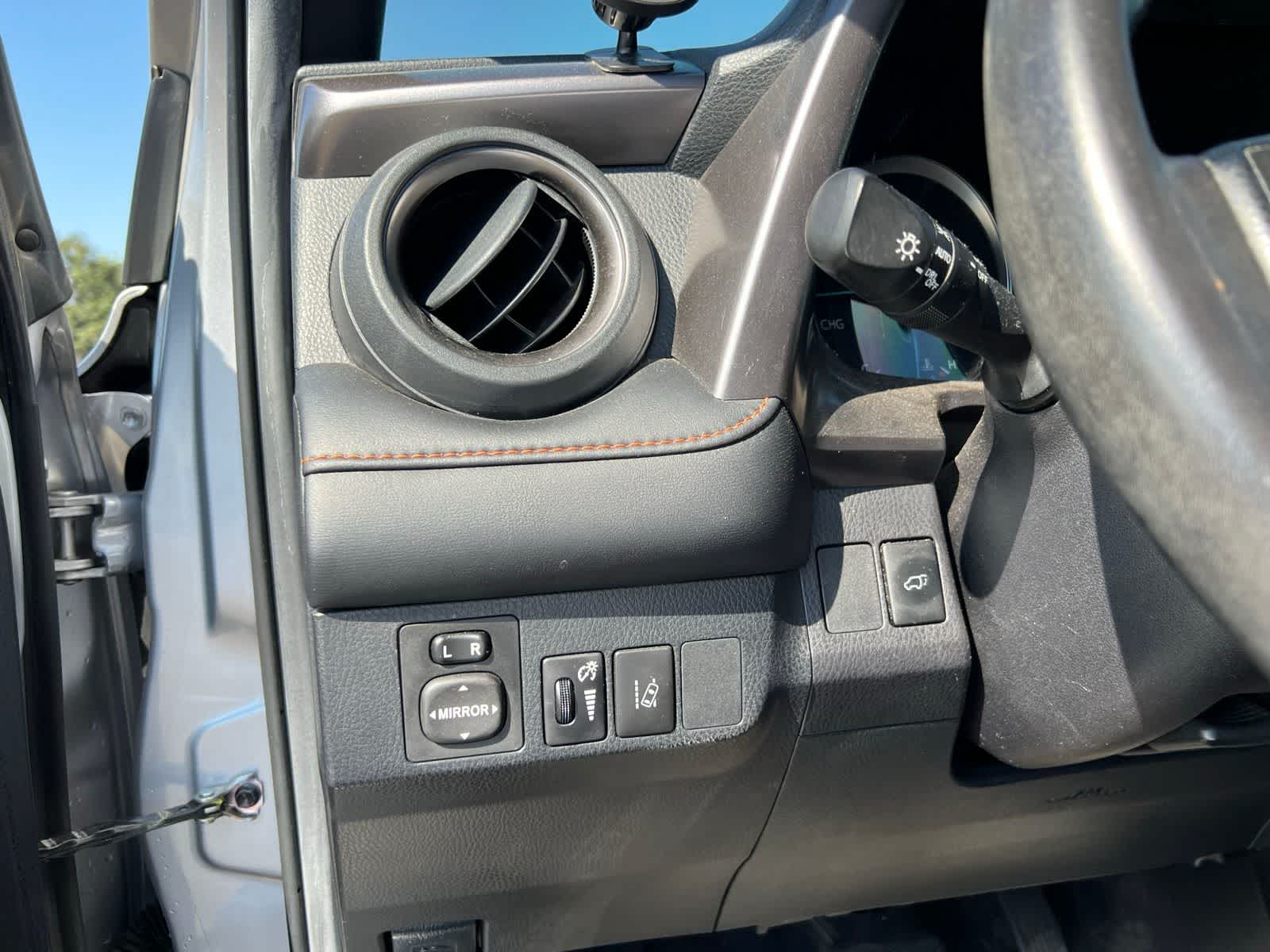 Thumbnail: 2017 Toyota RAV4 - 28