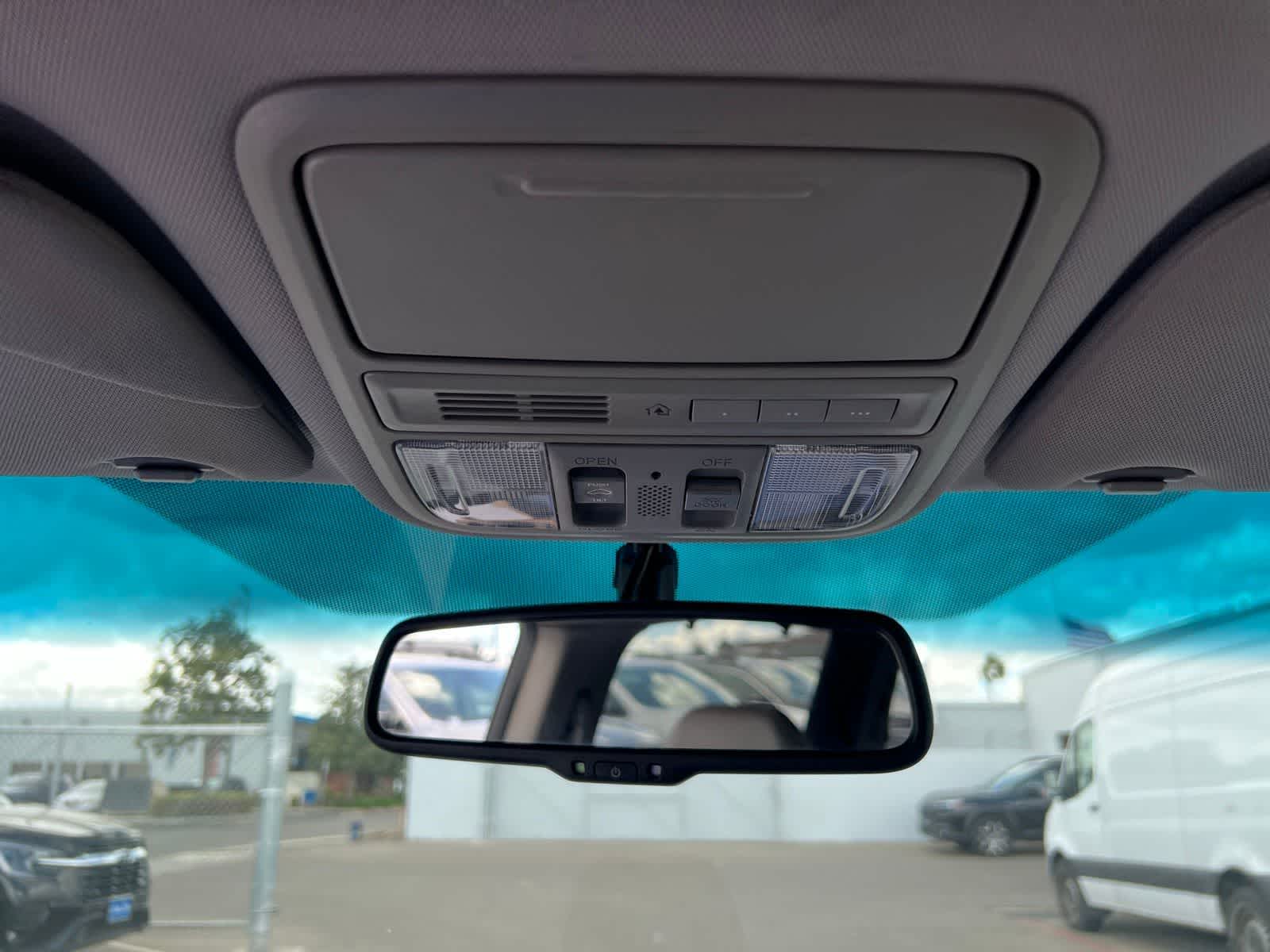 Thumbnail: 2011 Honda Odyssey - 32