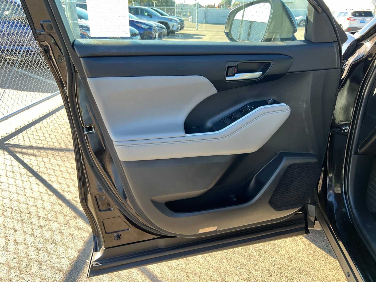 Thumbnail: 2021 Toyota Highlander - 16