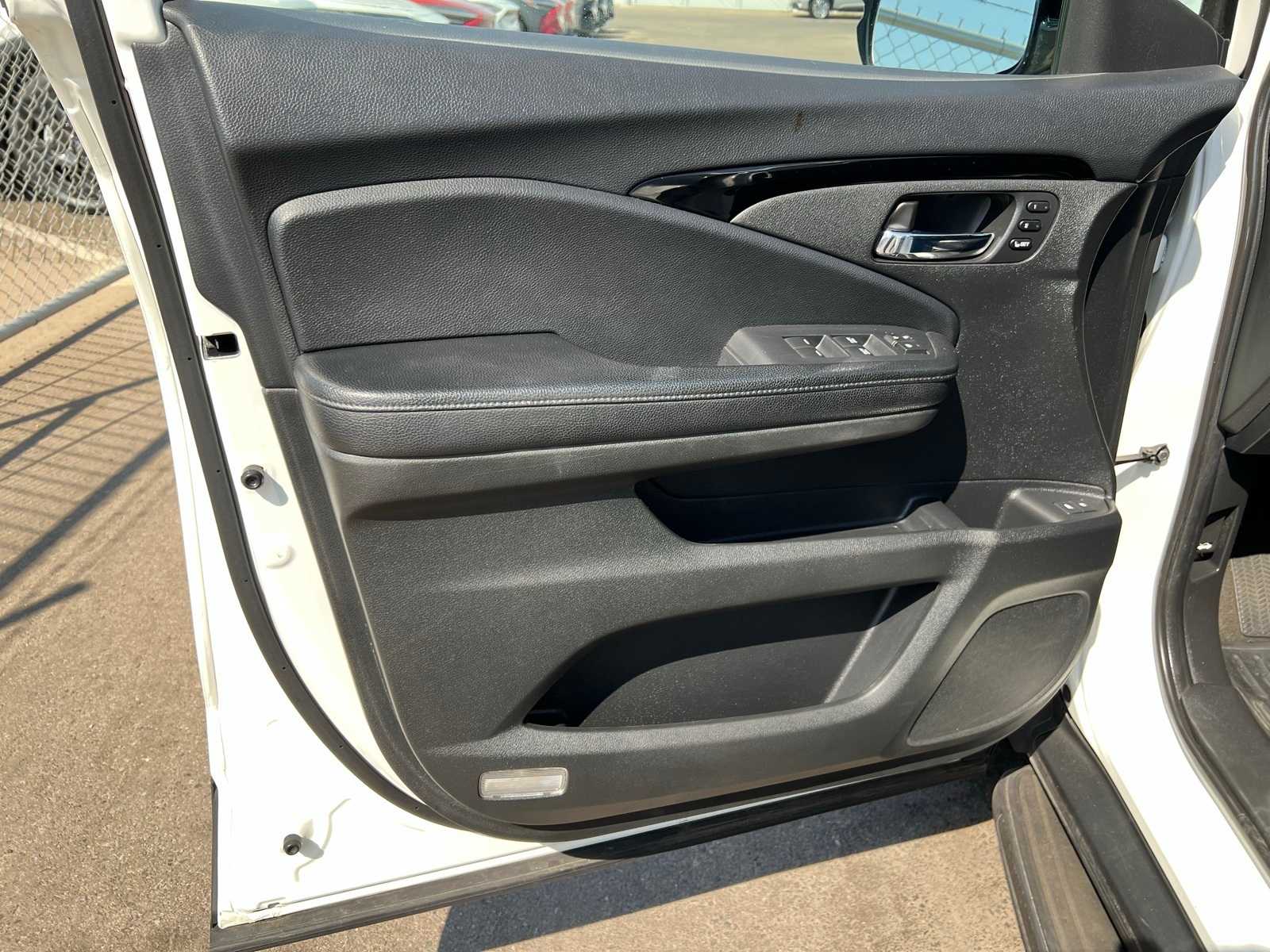 Thumbnail: 2018 Honda Pilot - 16