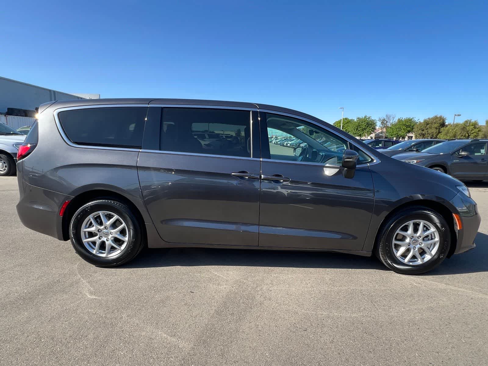 Thumbnail: 2023 Chrysler Pacifica - 9