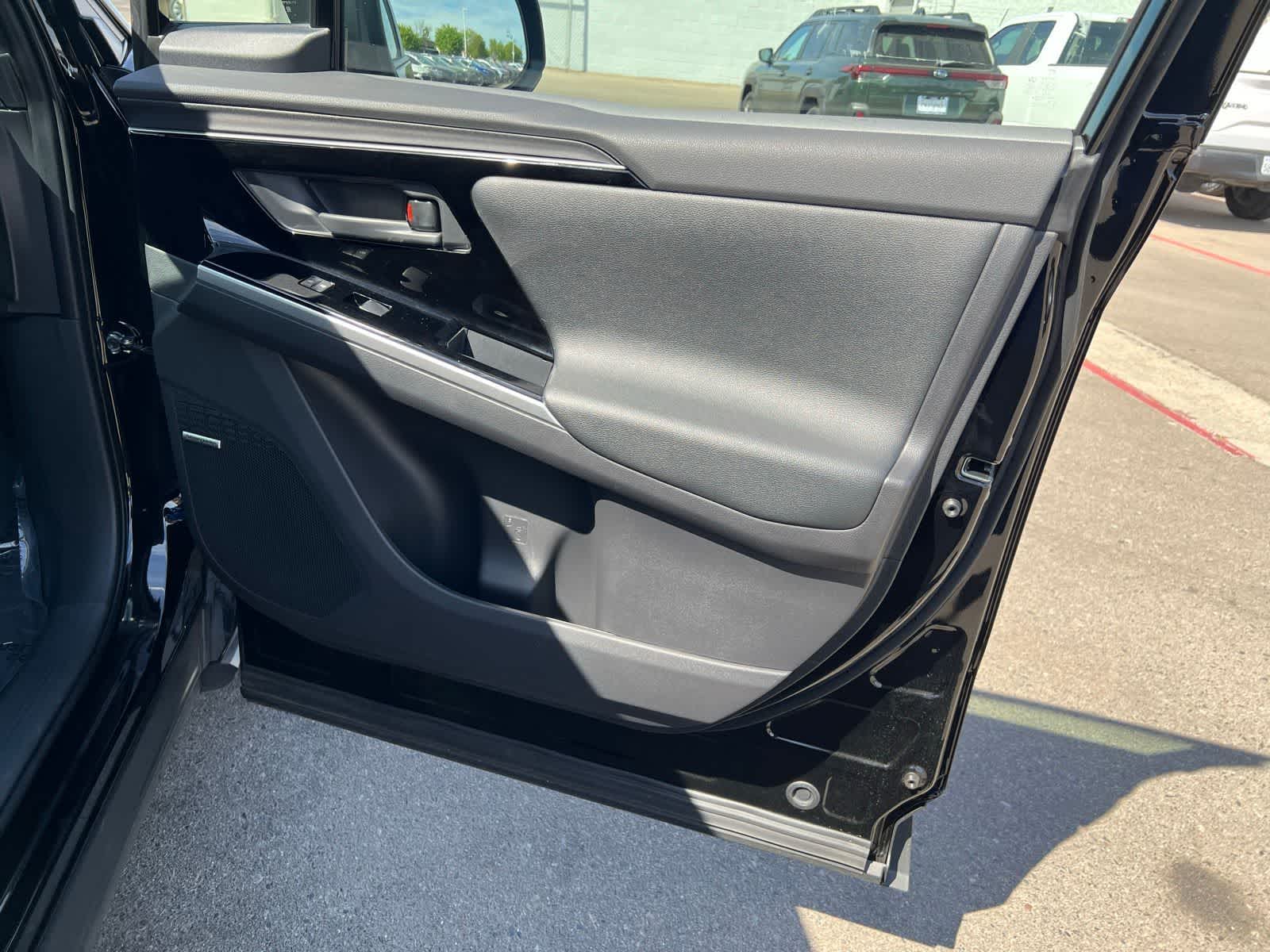 Thumbnail: 2025 Subaru Solterra - 28