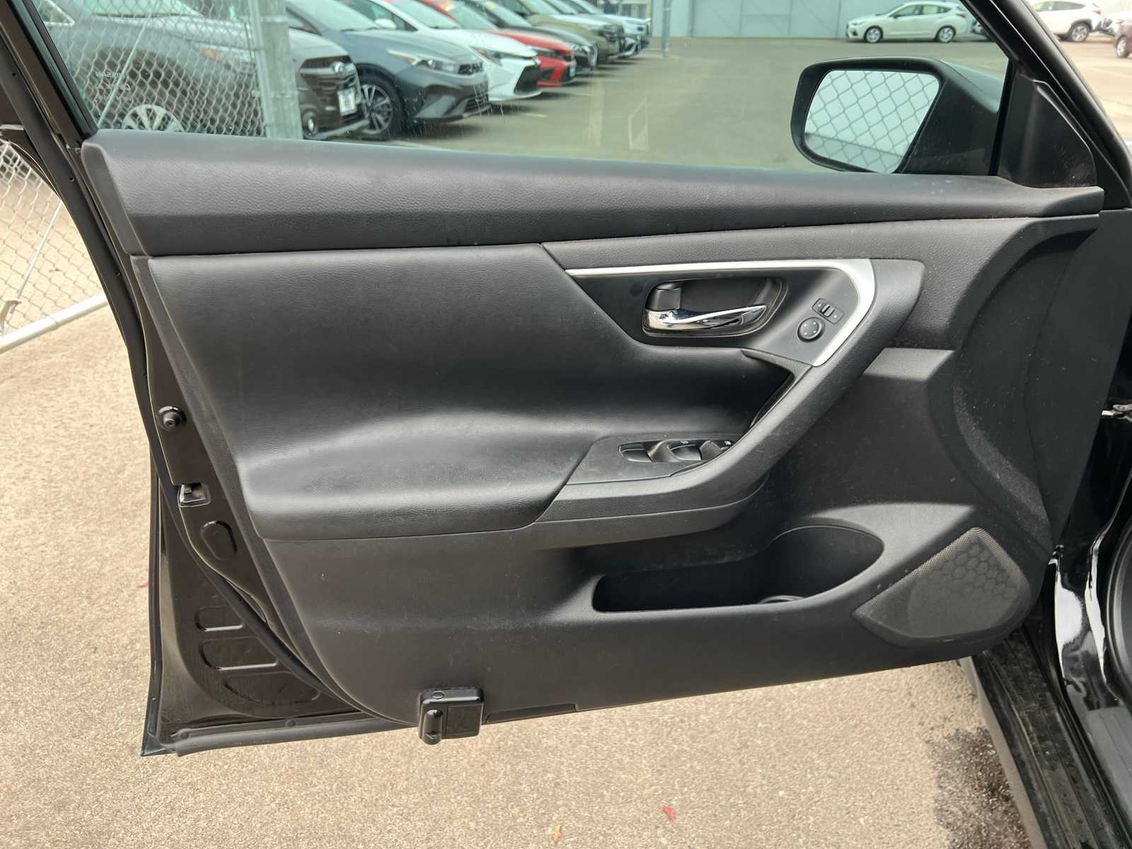 Thumbnail: 2017 Nissan Altima - 15