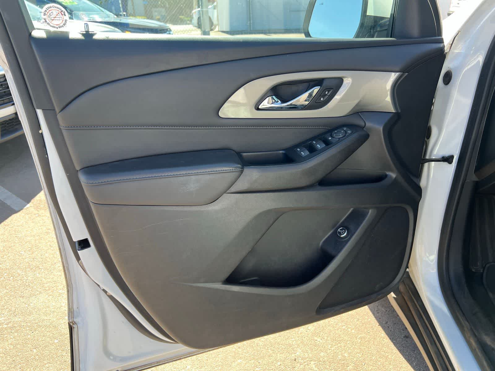 Thumbnail: 2023 Chevrolet Traverse - 16