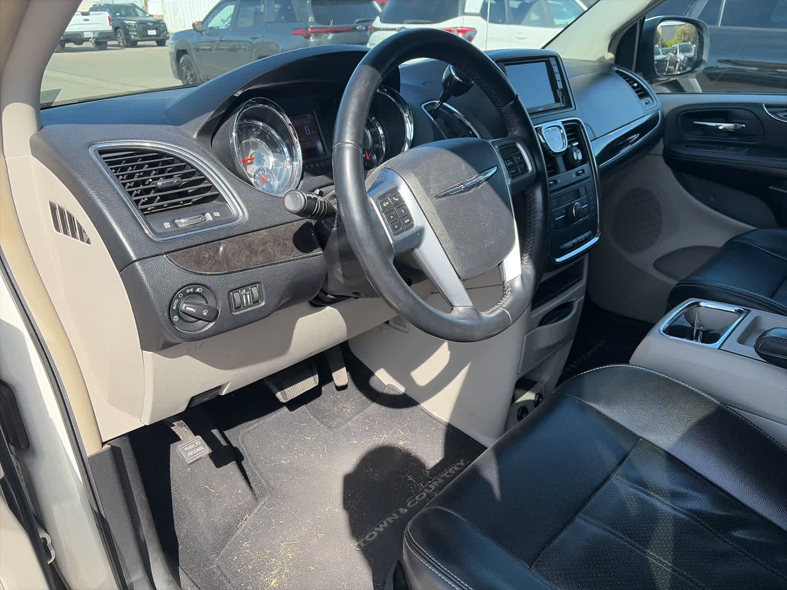 Thumbnail: 2012 Chrysler Town & Country - 19