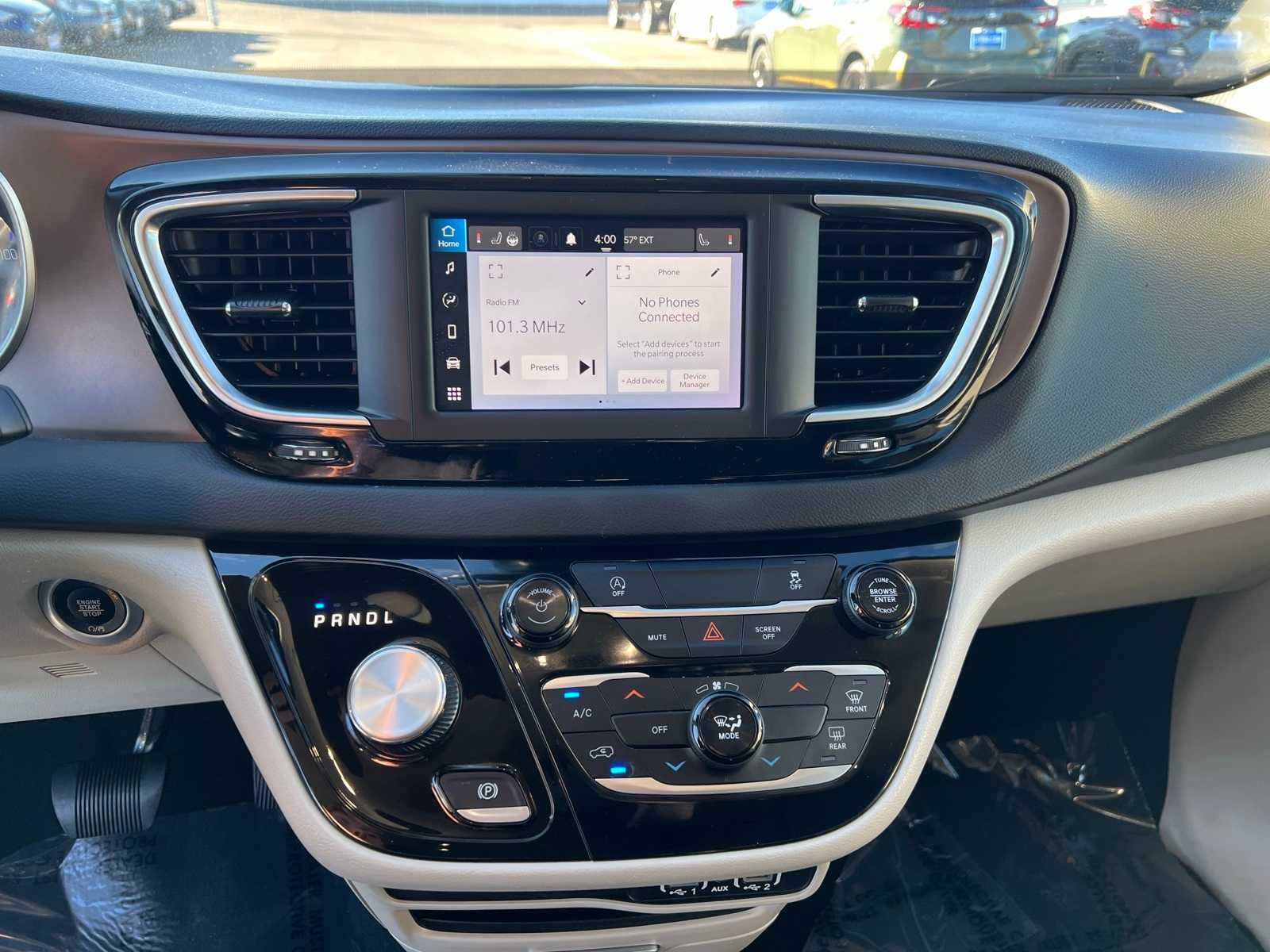 Thumbnail: 2023 Chrysler Voyager - 30