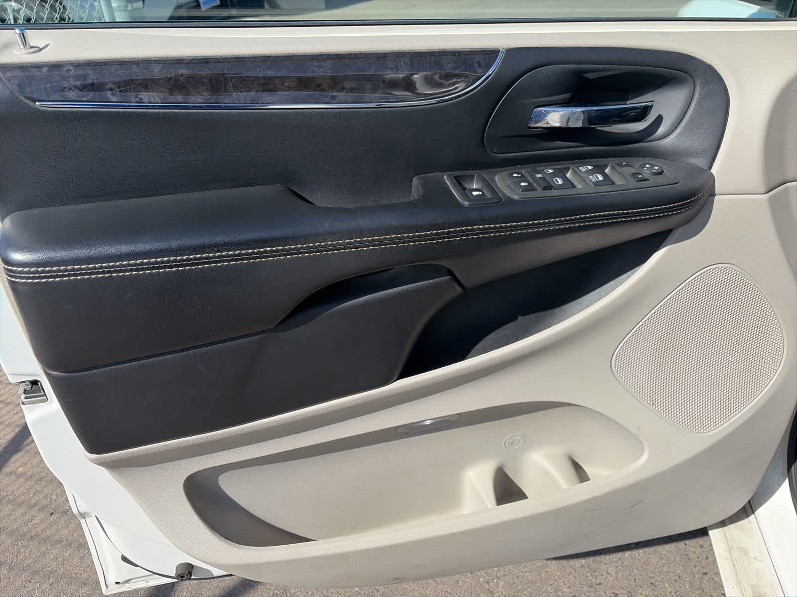 Thumbnail: 2012 Chrysler Town & Country - 18