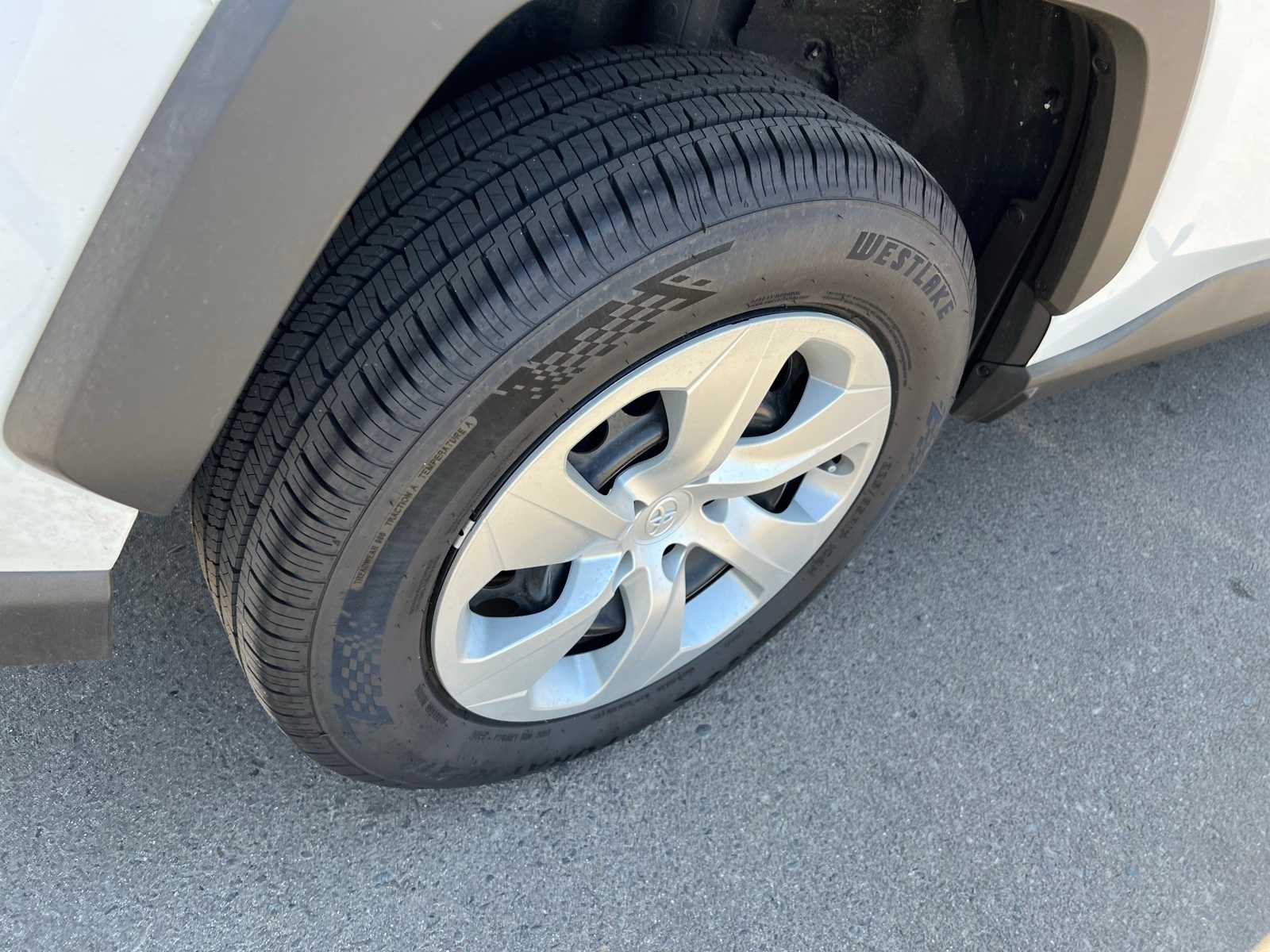Thumbnail: 2021 Toyota RAV4 - 21