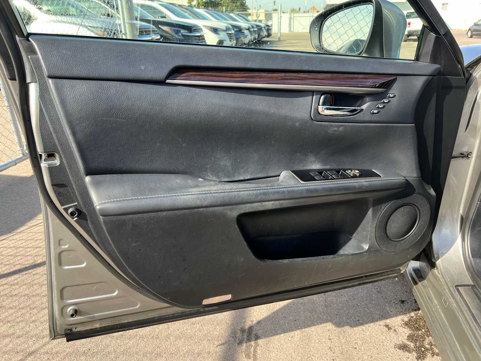 Thumbnail: 2016 Lexus ES - 15