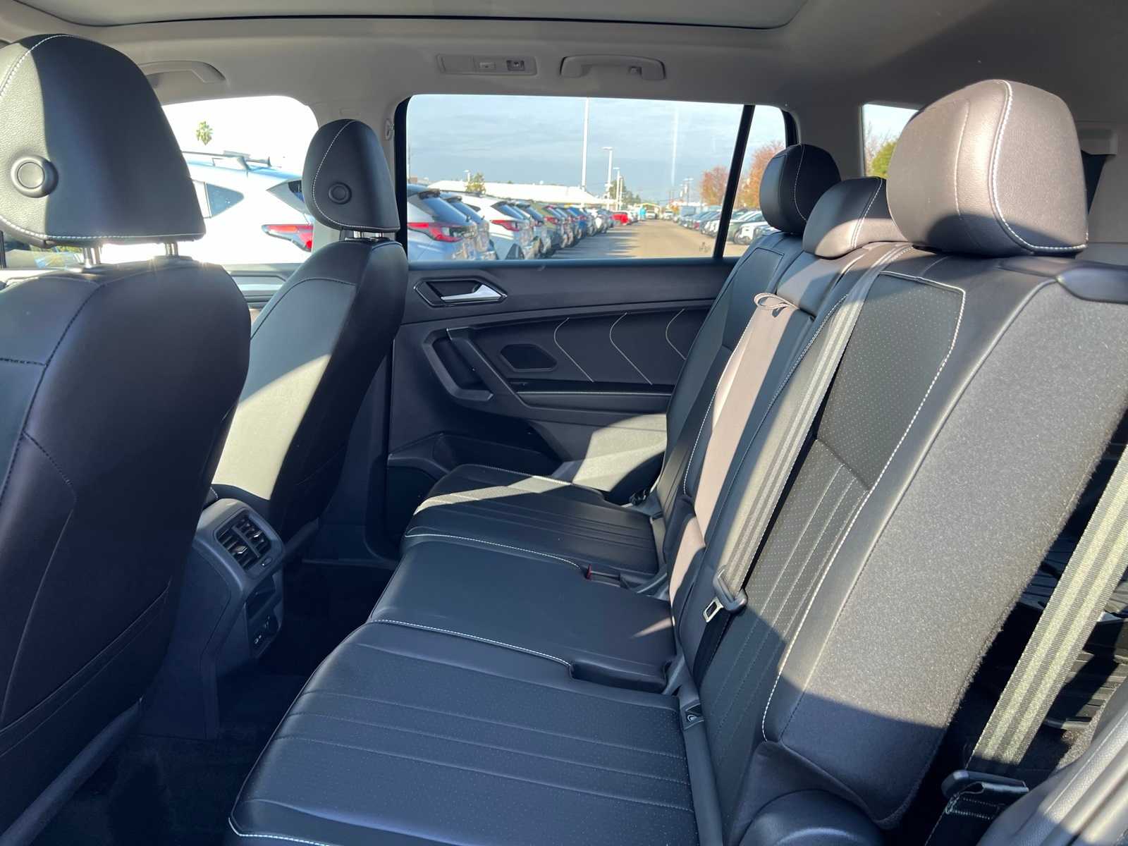 Thumbnail: 2023 Volkswagen Tiguan - 18