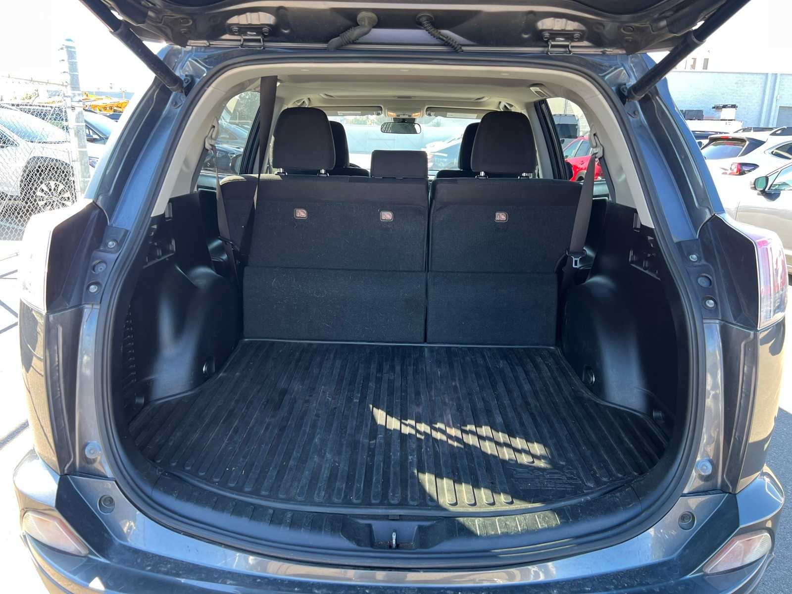 Thumbnail: 2018 Toyota RAV4 - 8