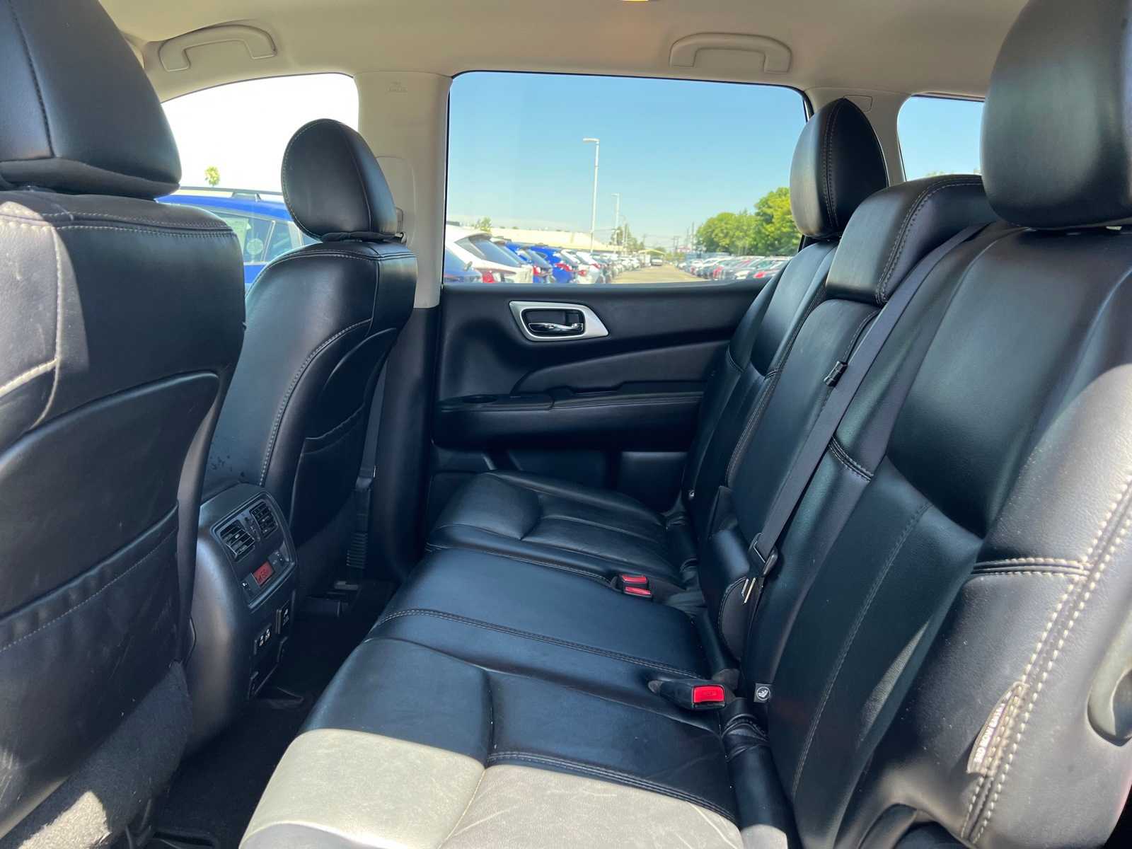 Thumbnail: 2019 Nissan Pathfinder - 19