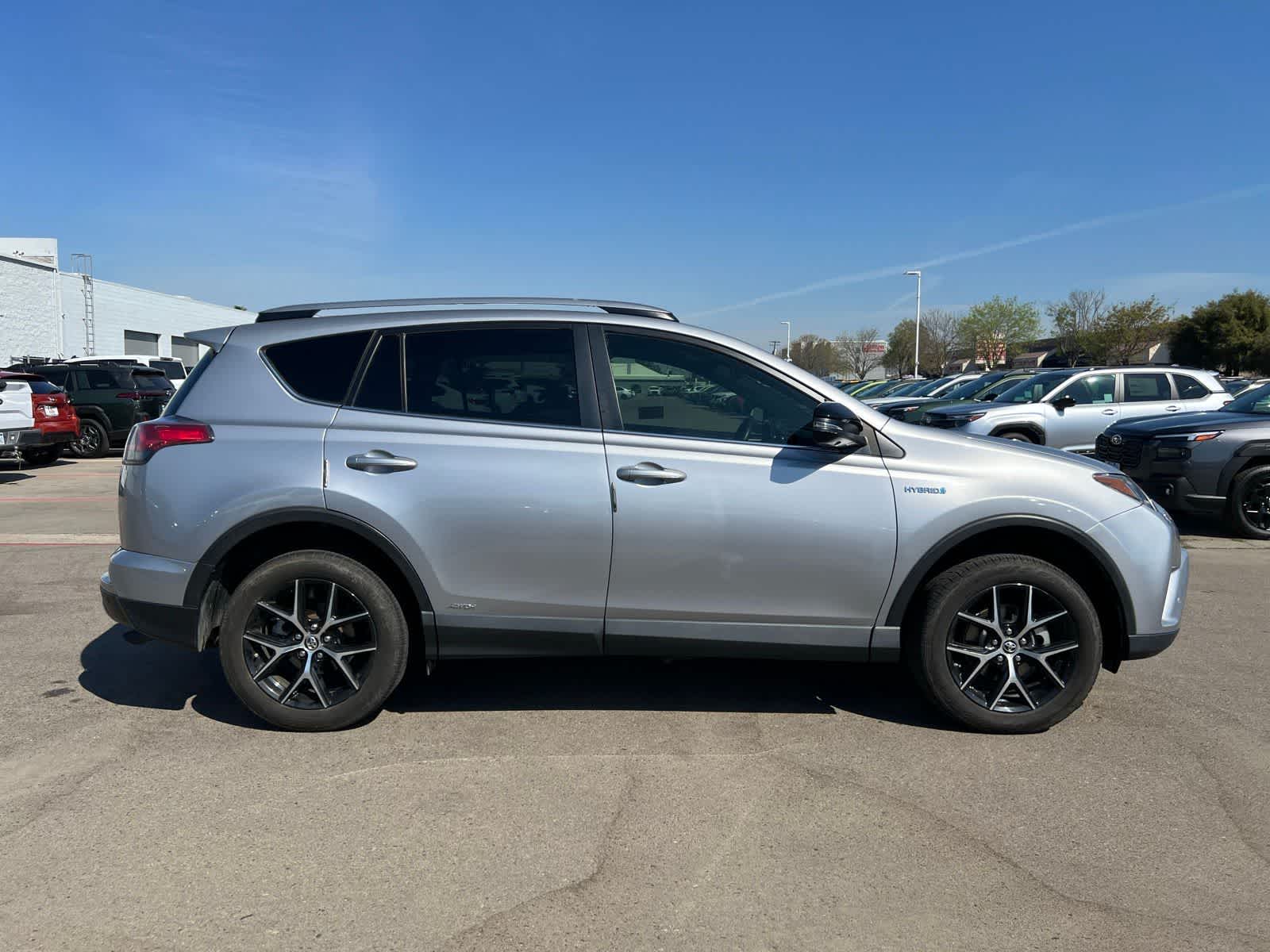Thumbnail: 2017 Toyota RAV4 - 9