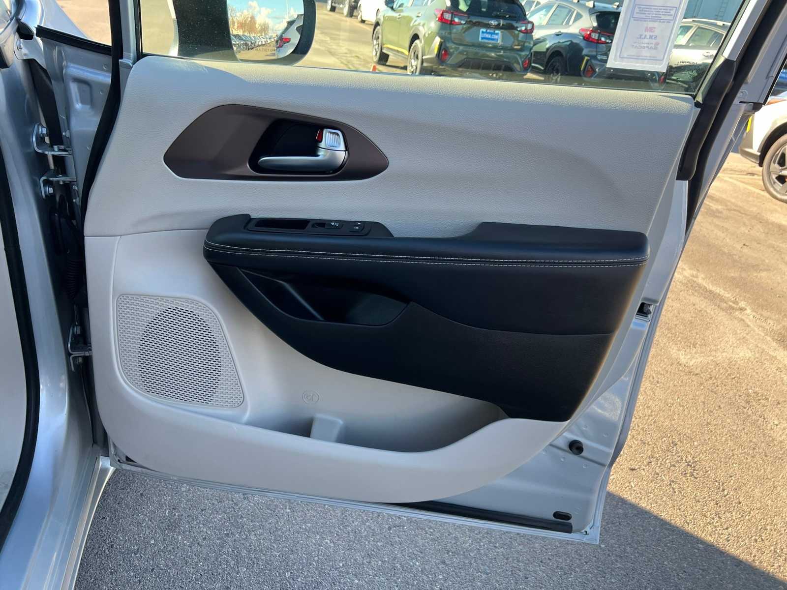 Thumbnail: 2023 Chrysler Voyager - 27