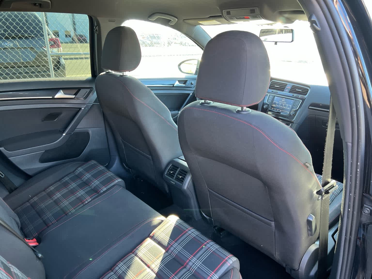 Thumbnail: 2016 Volkswagen Golf - 21