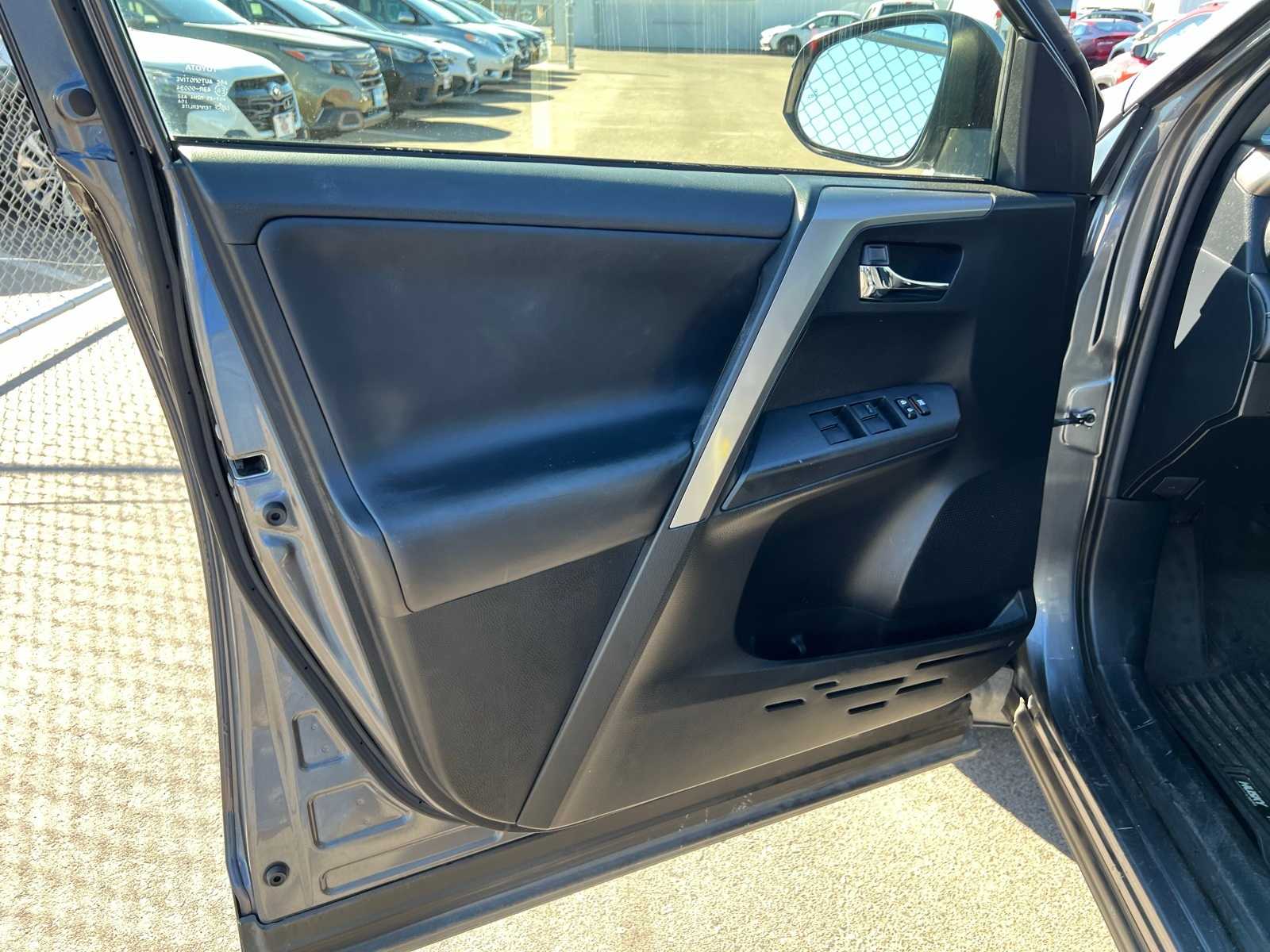 Thumbnail: 2018 Toyota RAV4 - 16