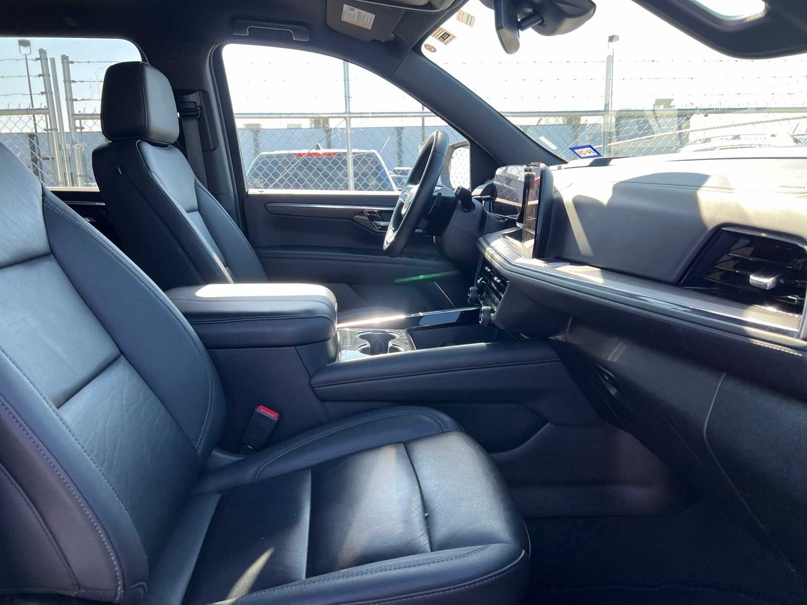 Thumbnail: 2025 Chevrolet Suburban - 25