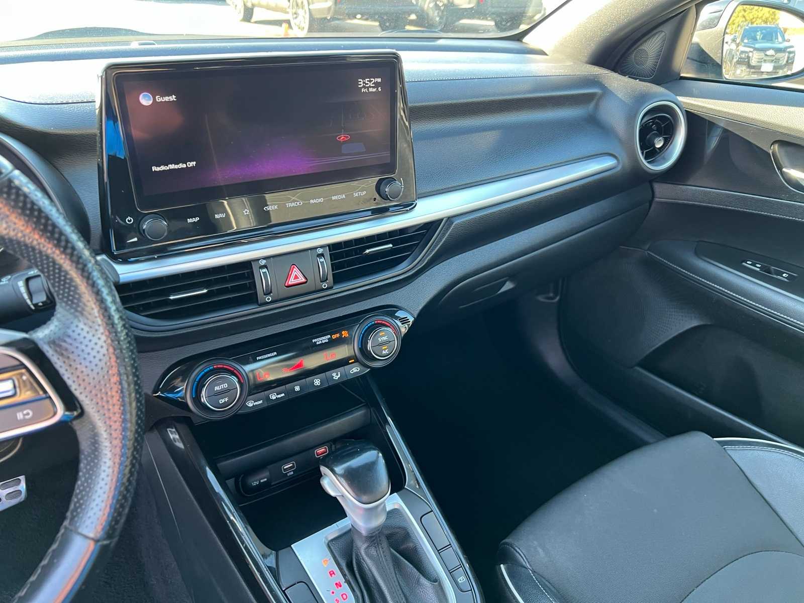 Thumbnail: 2022 Kia Forte - 38