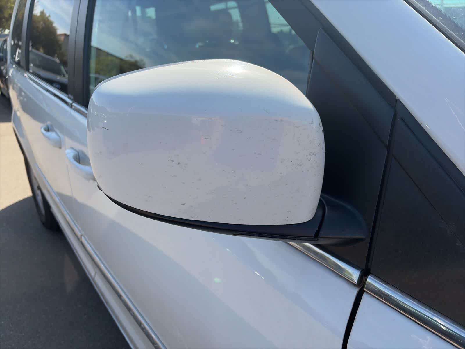 Thumbnail: 2012 Chrysler Town & Country - 6