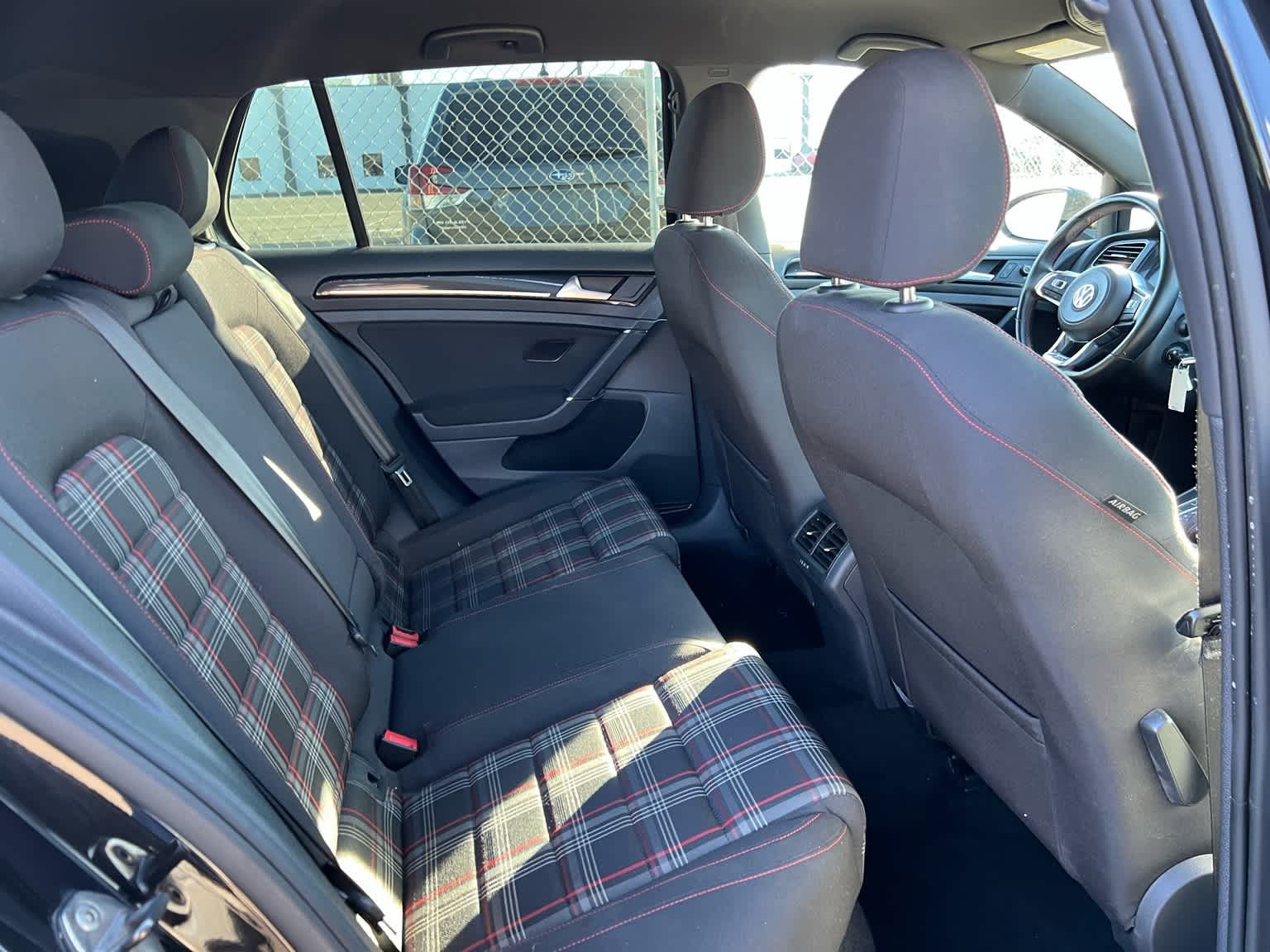 Thumbnail: 2016 Volkswagen Golf - 24