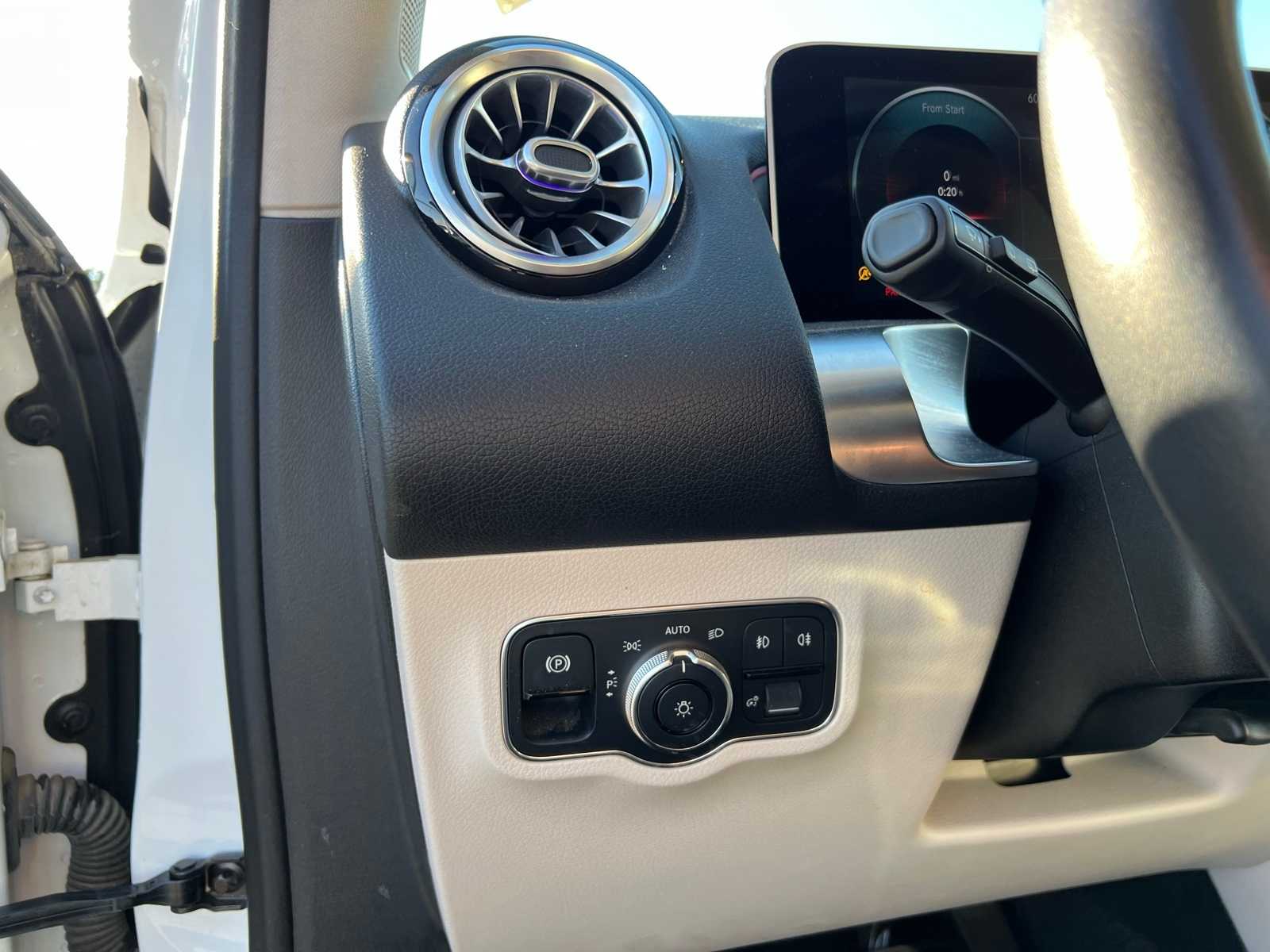 Thumbnail: 2020 Mercedes-Benz GLB - 28