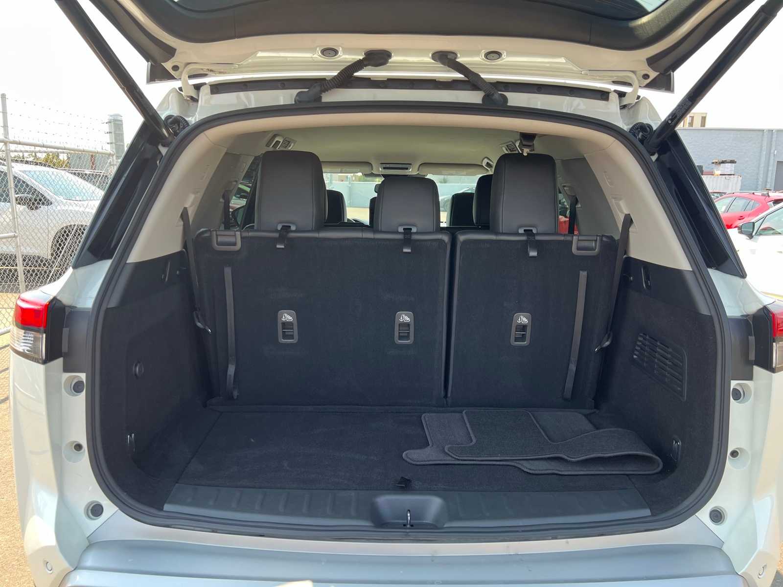 Thumbnail: 2022 Nissan Pathfinder - 8