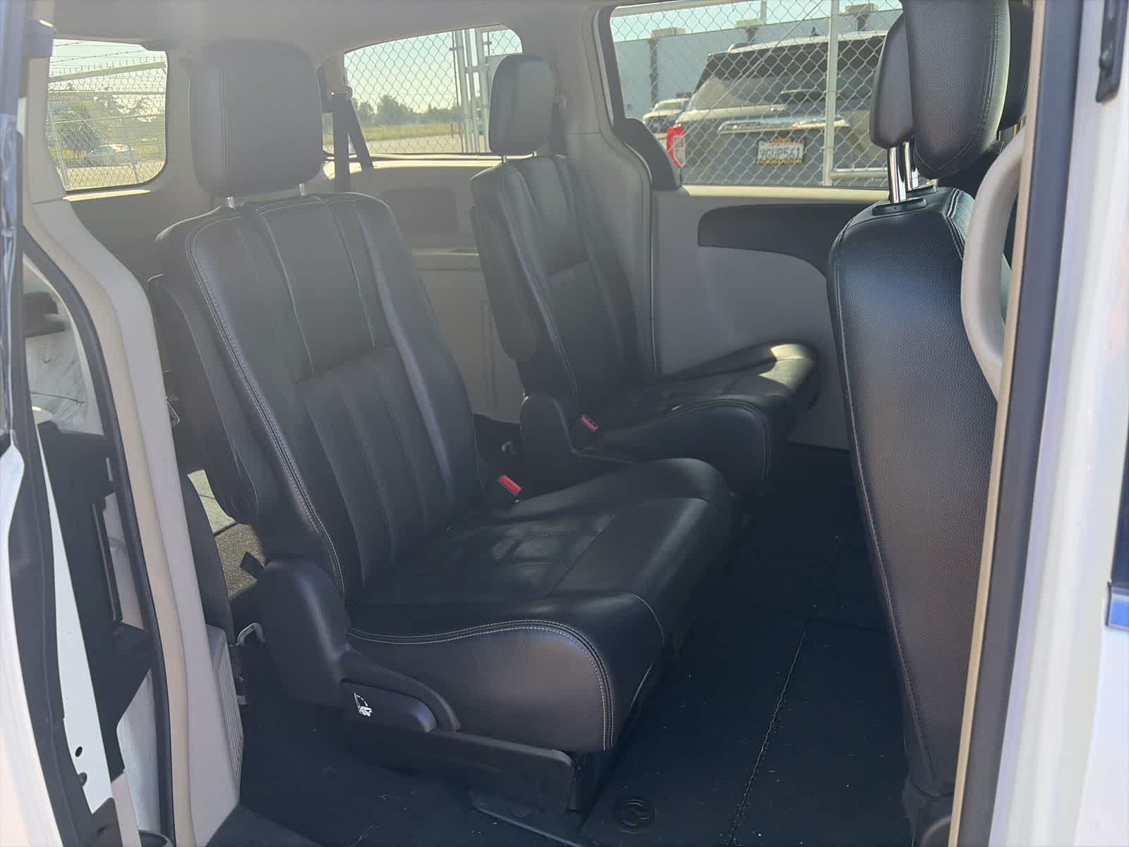 Thumbnail: 2012 Chrysler Town & Country - 9