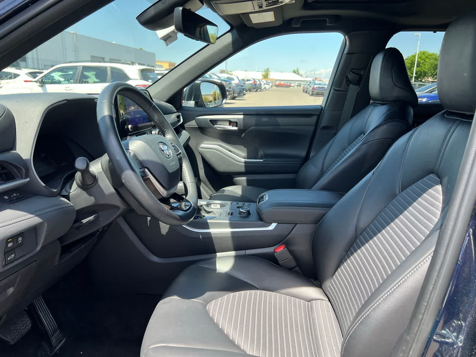 Thumbnail: 2025 Toyota Highlander - 15