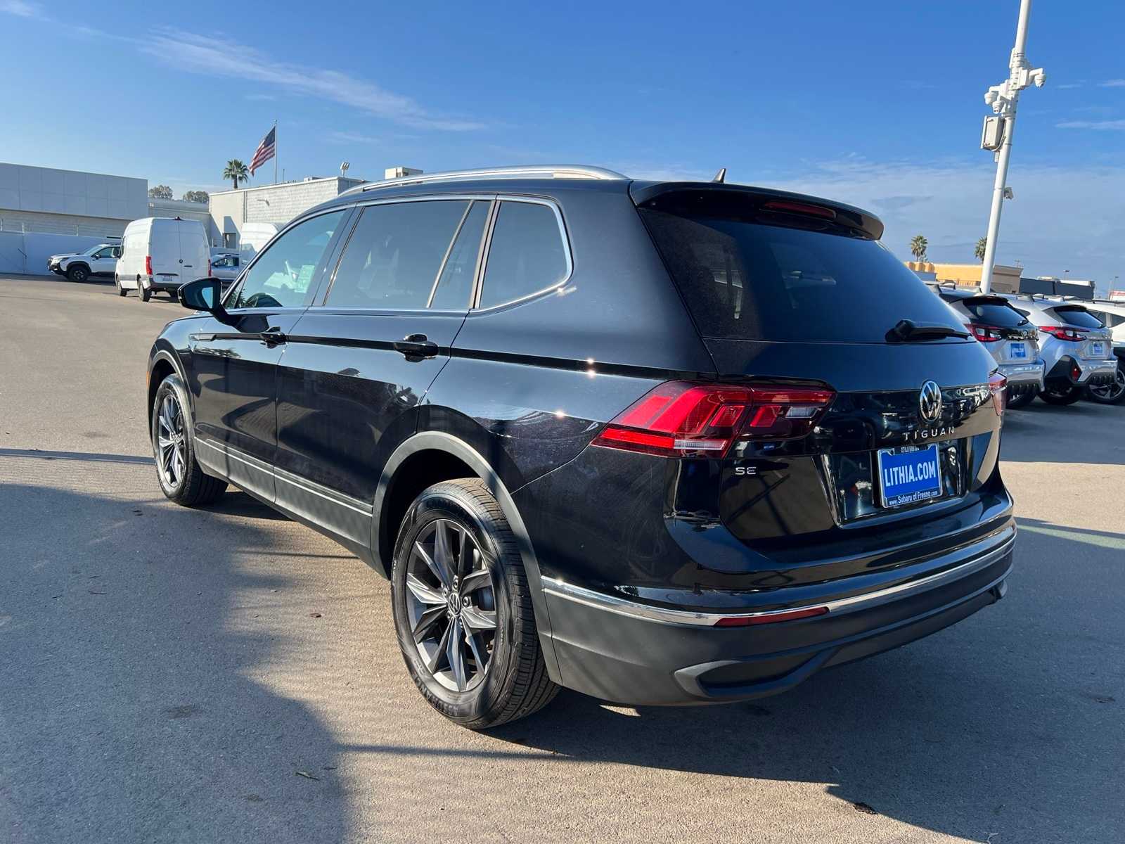 Thumbnail: 2023 Volkswagen Tiguan - 3