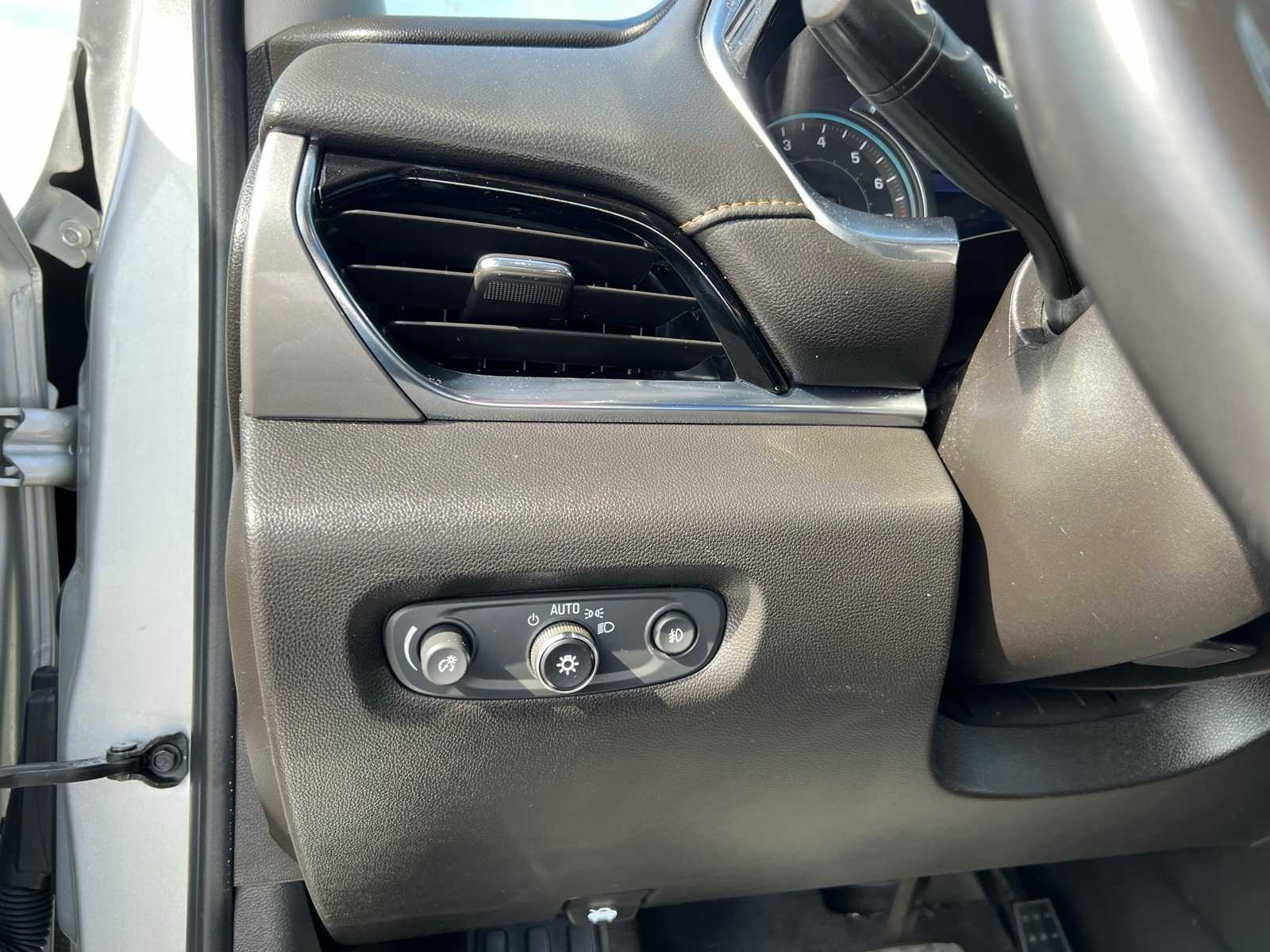 Thumbnail: 2021 Chevrolet Traverse - 28