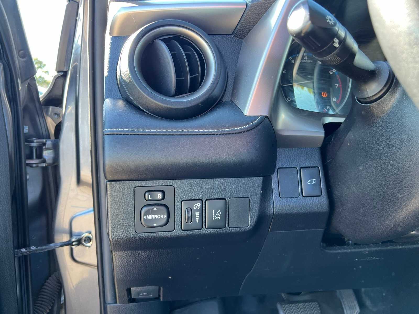 Thumbnail: 2018 Toyota RAV4 - 29
