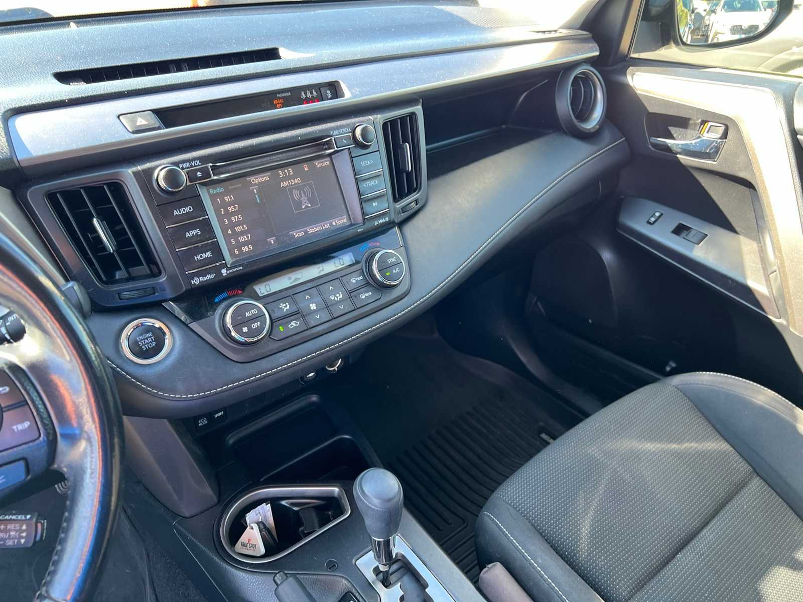 Thumbnail: 2018 Toyota RAV4 - 32