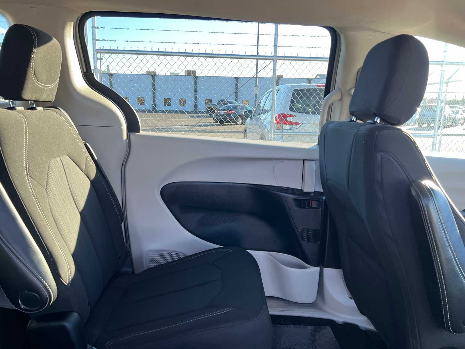 Thumbnail: 2023 Chrysler Voyager - 23