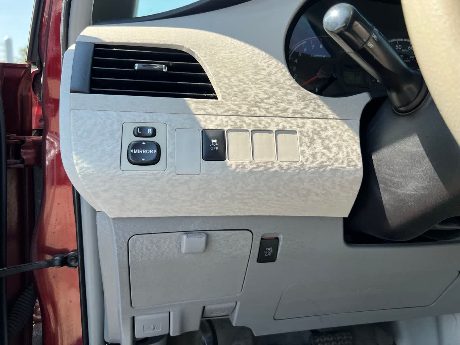 Thumbnail: 2014 Toyota Sienna - 27