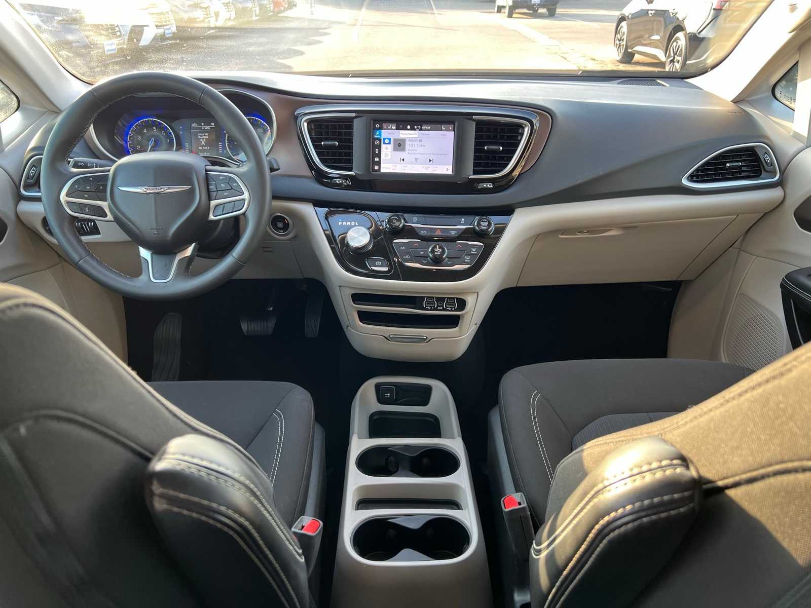 Thumbnail: 2023 Chrysler Voyager - 28