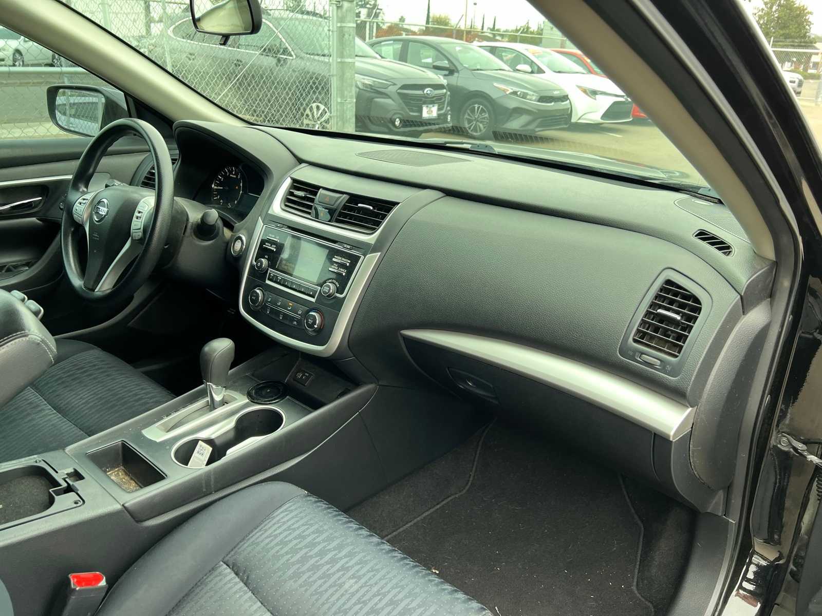 Thumbnail: 2017 Nissan Altima - 25