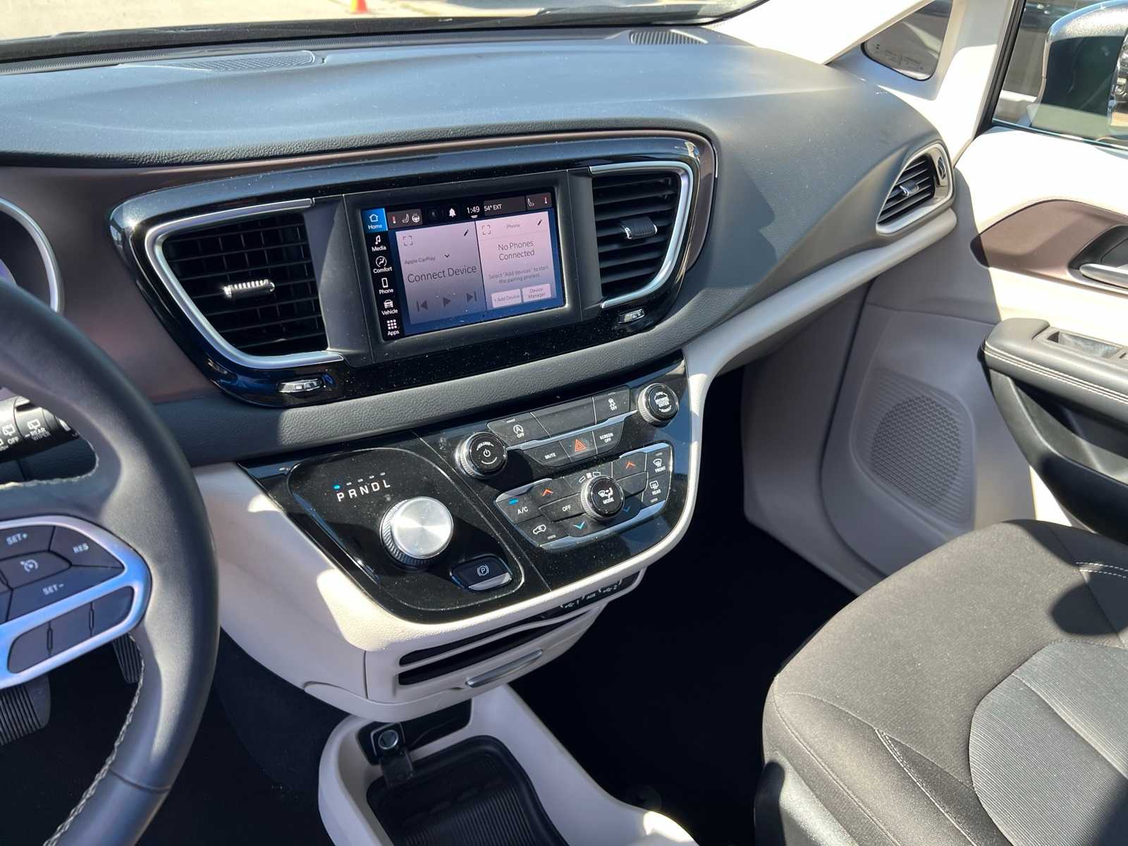 Thumbnail: 2023 Chrysler Voyager - 31