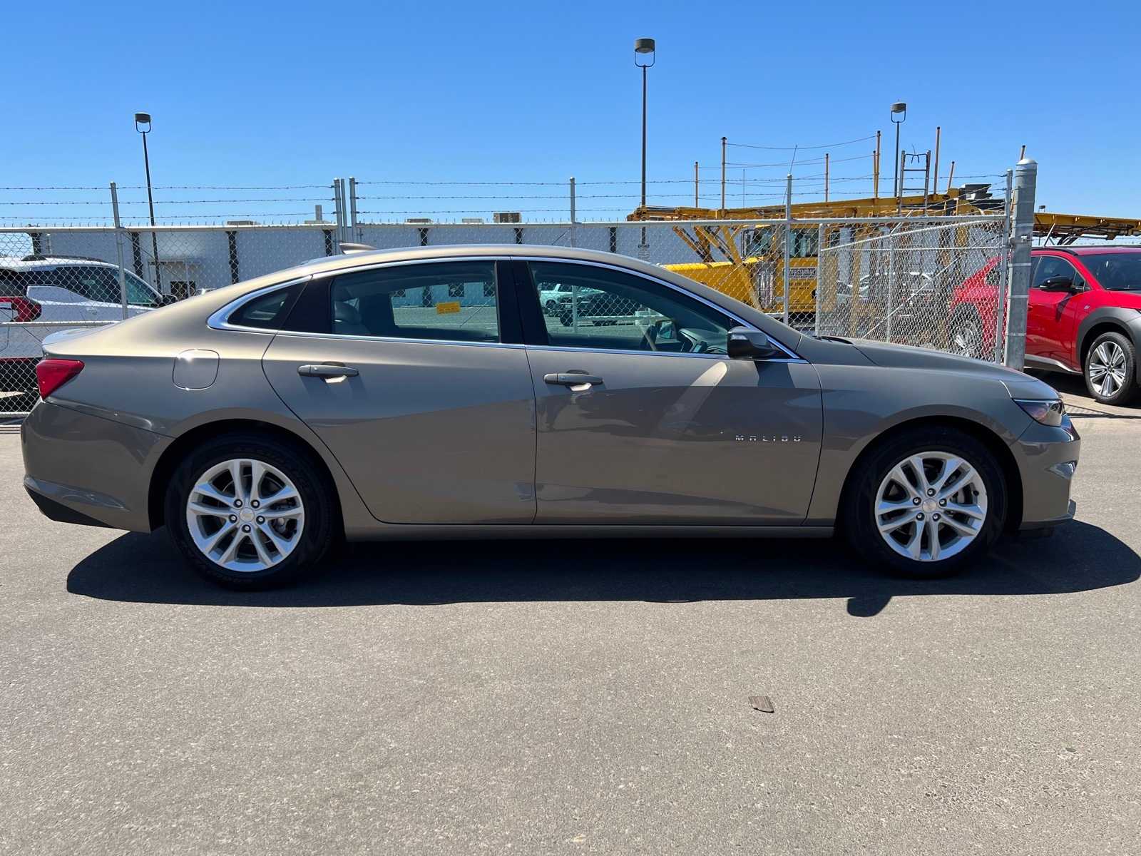 Thumbnail: 2017 Chevrolet Malibu - 10