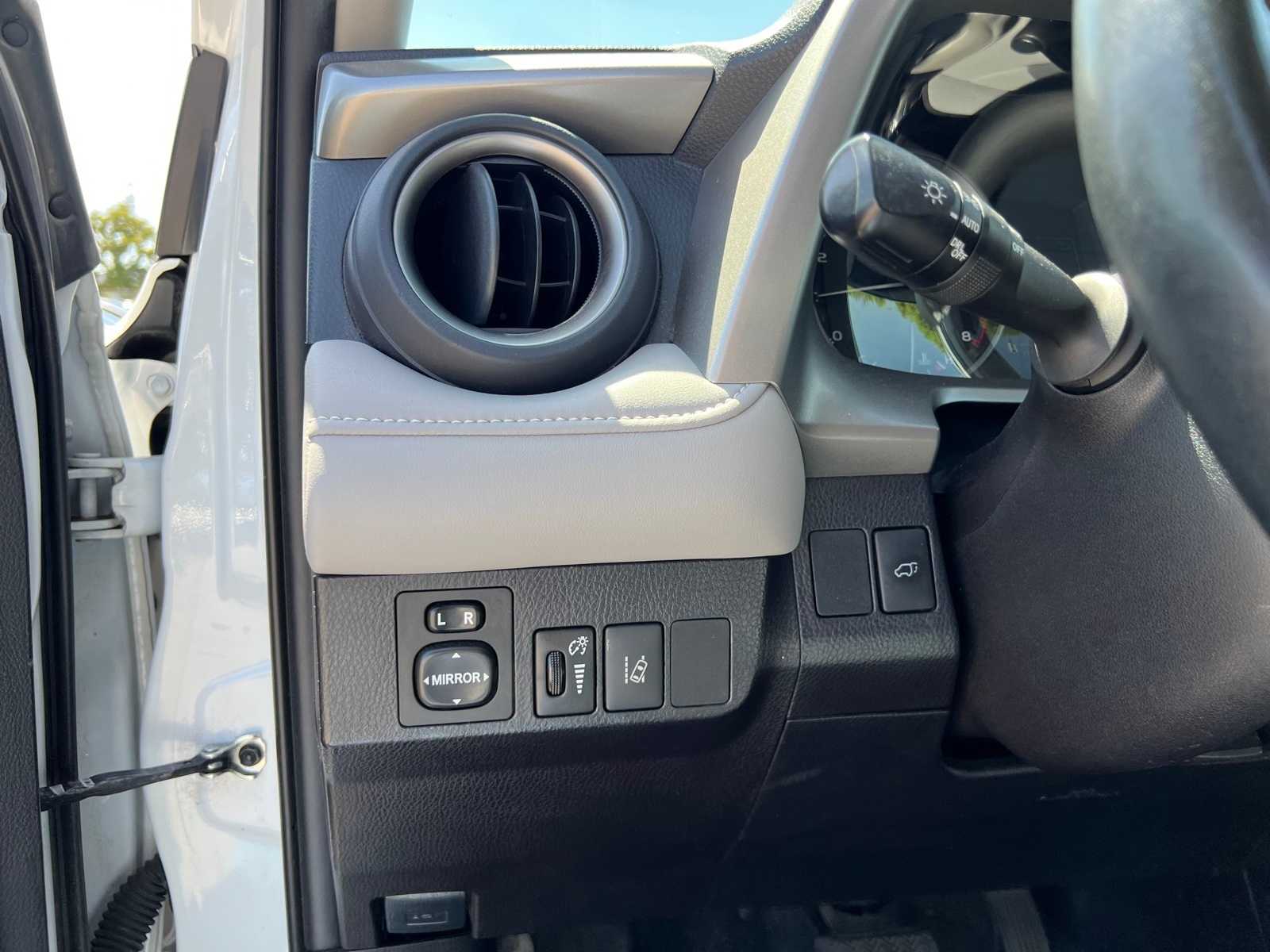 Thumbnail: 2017 Toyota RAV4 - 29